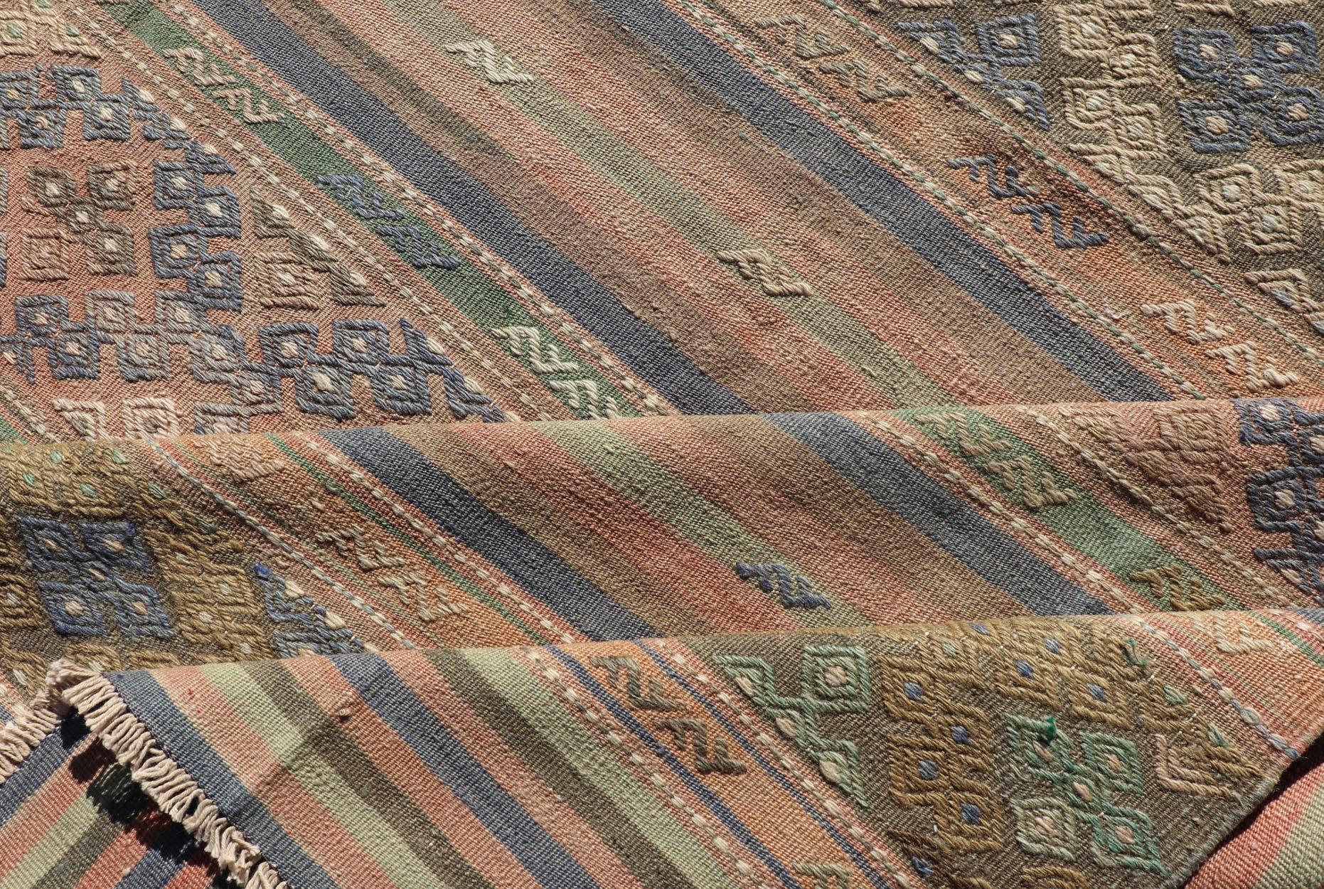 Gestreifter türkischer Kelim-Teppich mit geometrischen Formen und weichen, gedämpften Farben (20. Jahrhundert) im Angebot