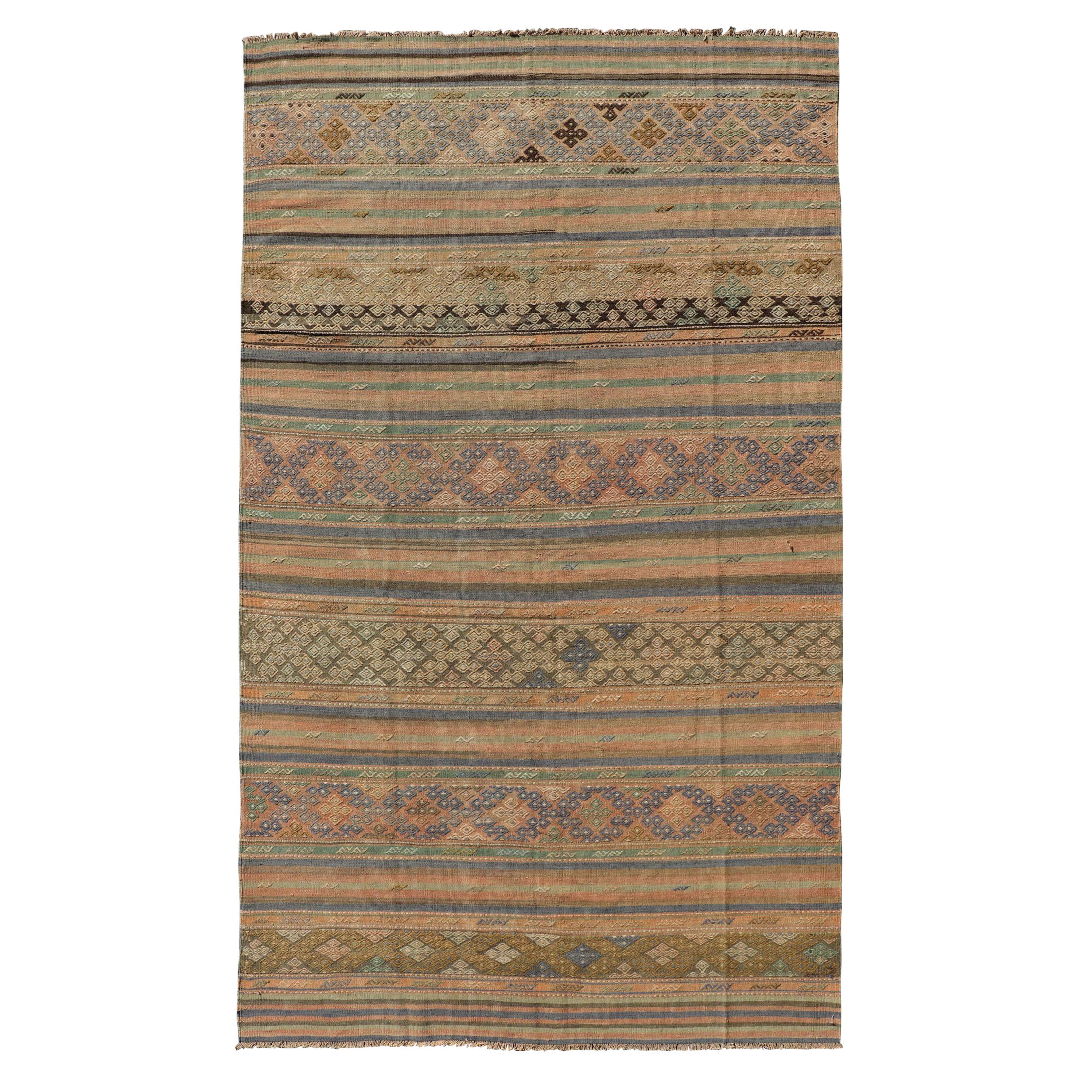 Gestreifter türkischer Kelim-Teppich mit geometrischen Formen und weichen, gedämpften Farben im Angebot