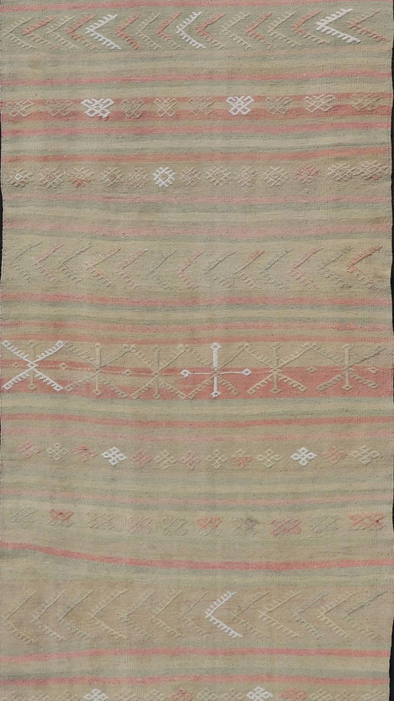 Gestreifter türkischer Kelim-Läufer im Vintage-Stil mit Streifen in Hellbraun, Elfenbein und Hellkoralle (Handgewebt) im Angebot