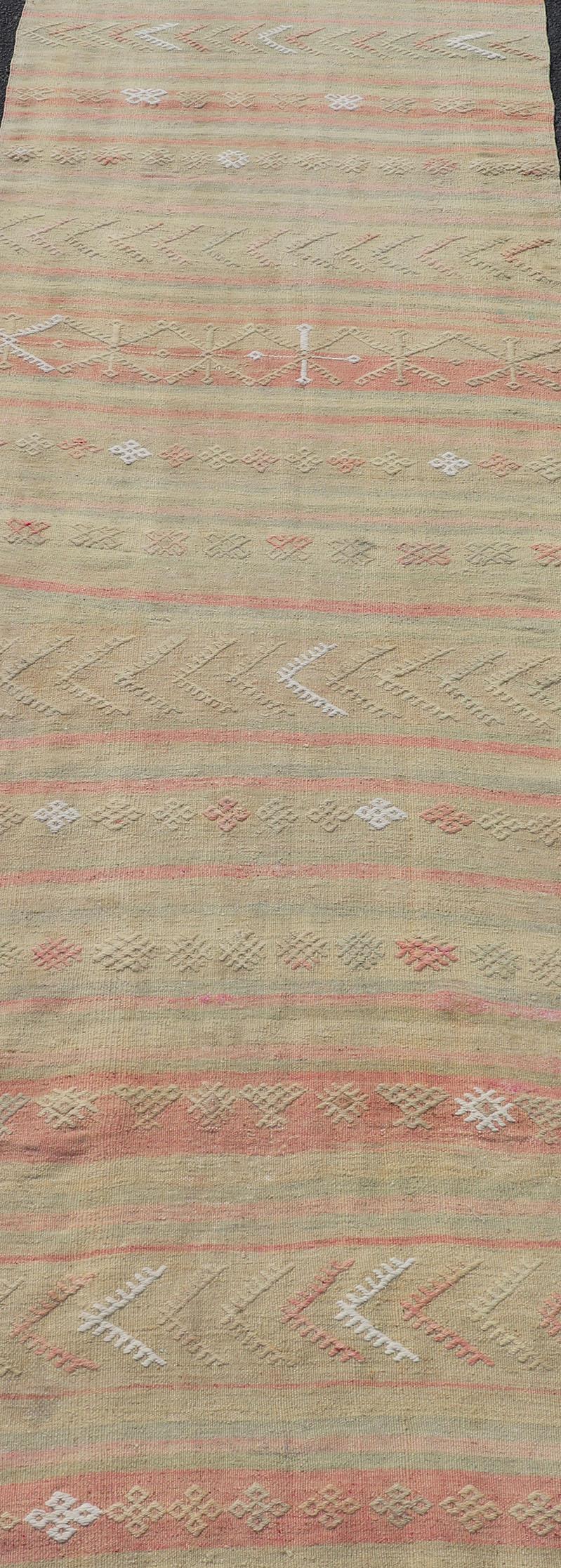 Gestreifter türkischer Kelim-Läufer im Vintage-Stil mit Streifen in Hellbraun, Elfenbein und Hellkoralle (Wolle) im Angebot
