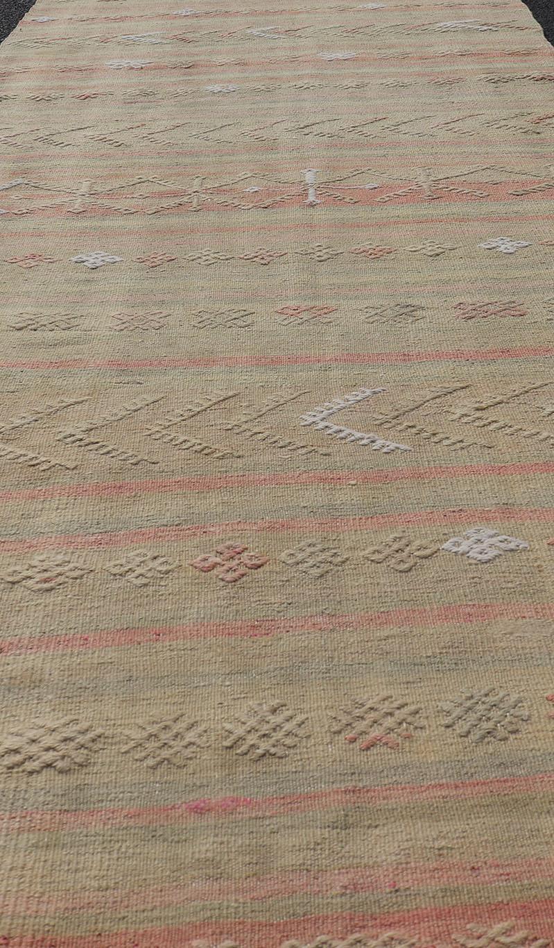 Gestreifter türkischer Kelim-Läufer im Vintage-Stil mit Streifen in Hellbraun, Elfenbein und Hellkoralle im Angebot 1