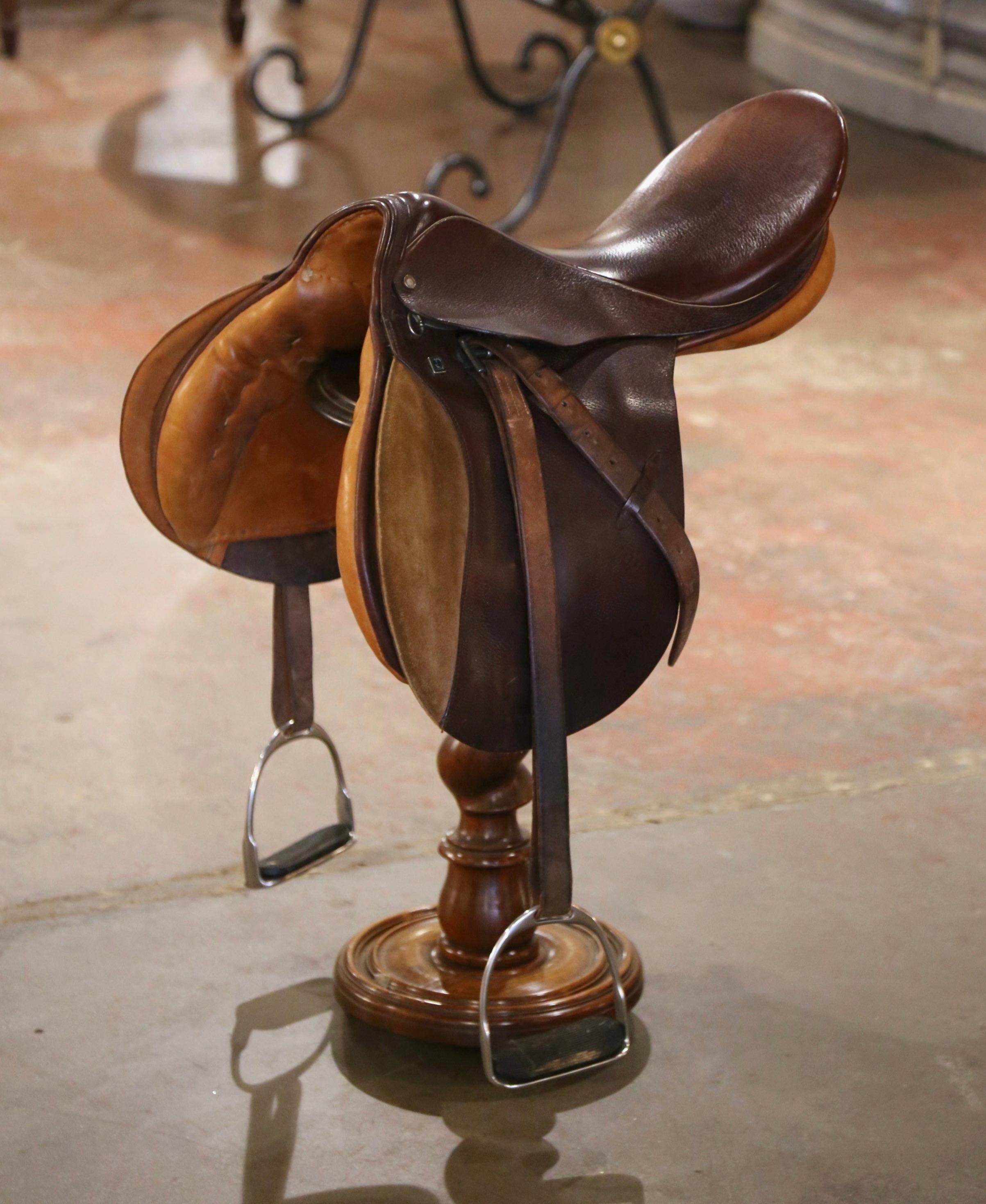 Dekorieren Sie Ihr Zuhause im rustikalen oder Ranch-Stil mit diesem schön erhaltenen braunen Ledersattel im Vintage-Stil. Das in der Schweiz von der Stubben Saddle Company um 1990 hergestellte Vintage-Reitzeug trägt die Seriennummer A71991 und eine
