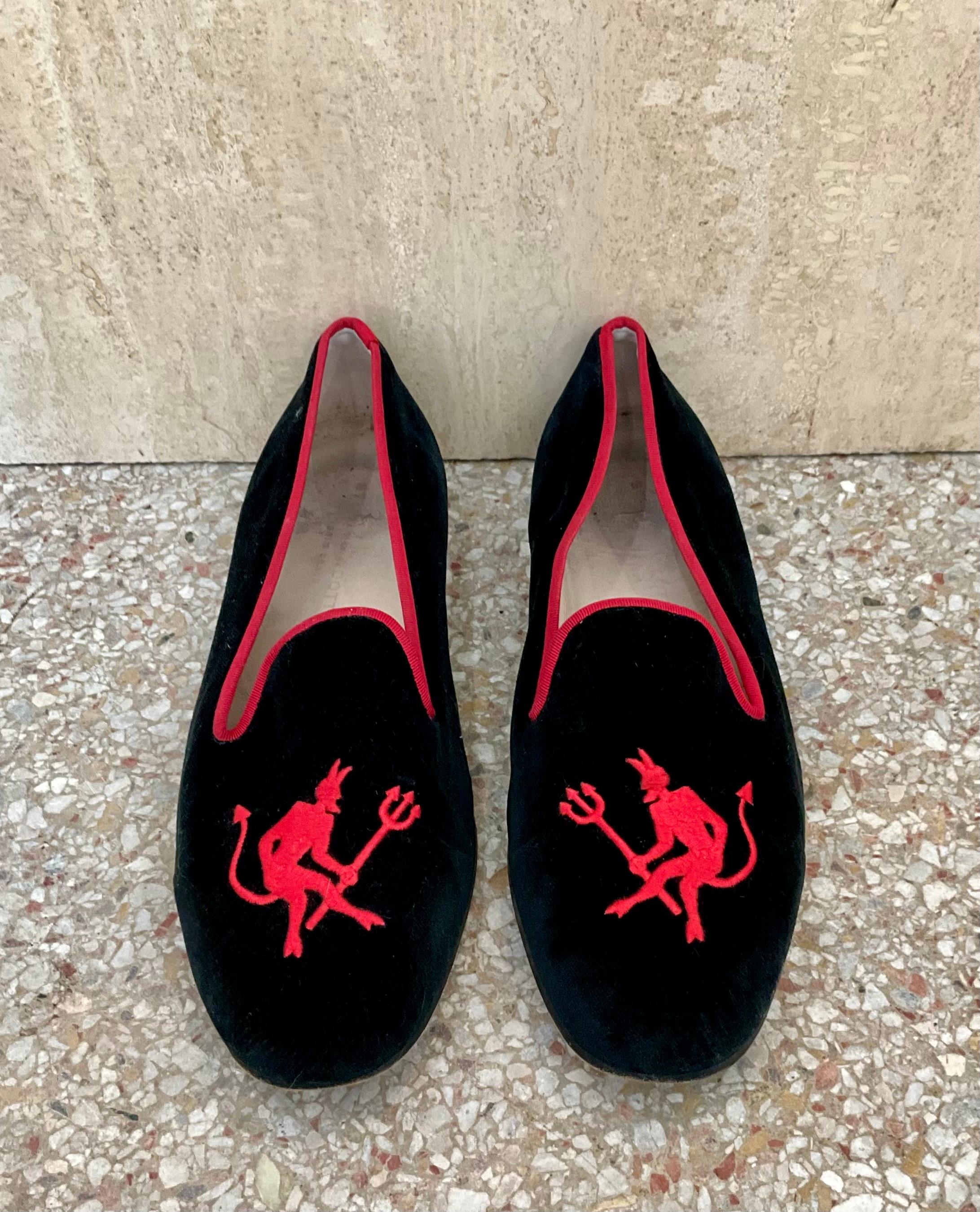 Las zapatillas unisex Vintage Stubbs & Wootton de terciopelo negro bordado en rojo son una opción de calzado elegante y lujosa que desprende sofisticación y elegancia atemporal. 

Stubbs & Wootton, una marca de renombre conocida por sus zapatillas