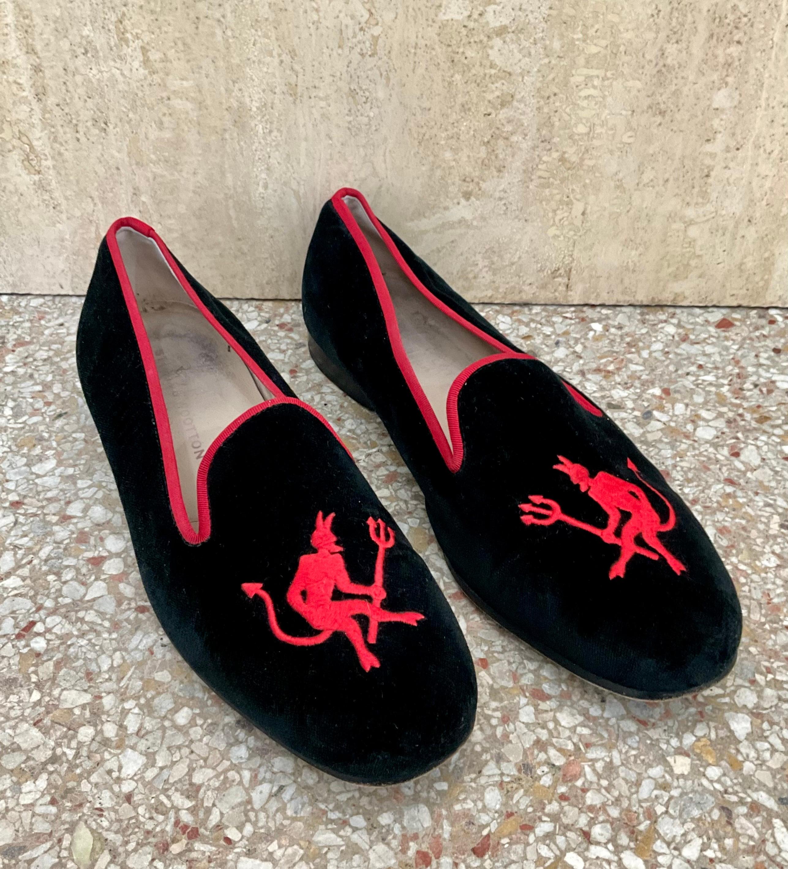 Zapatillas unisex Vintage Stubbs & Wootton de terciopelo negro bordado en rojo Negro en venta