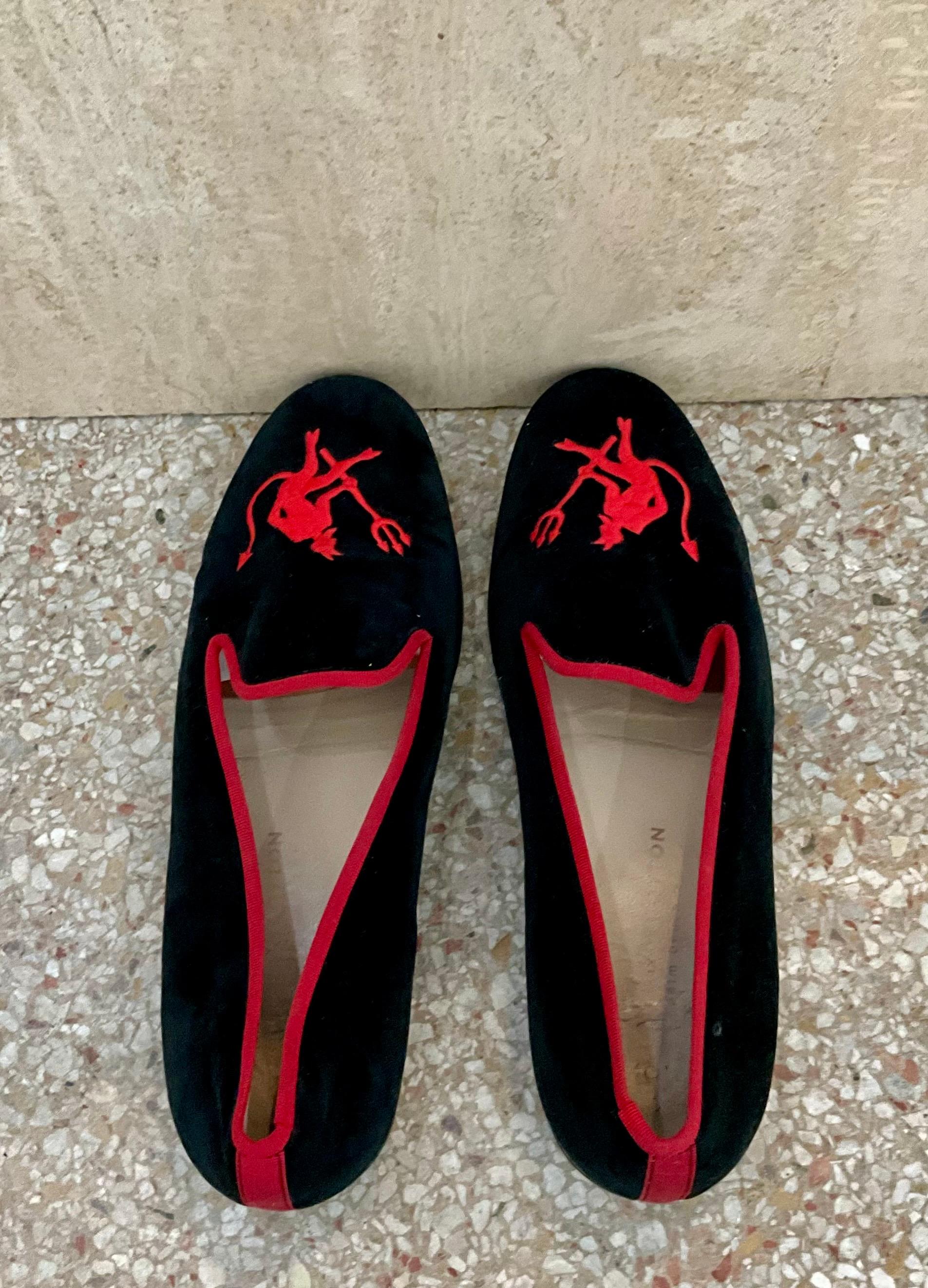 De los hombres Zapatillas unisex Vintage Stubbs & Wootton de terciopelo negro bordado en rojo en venta
