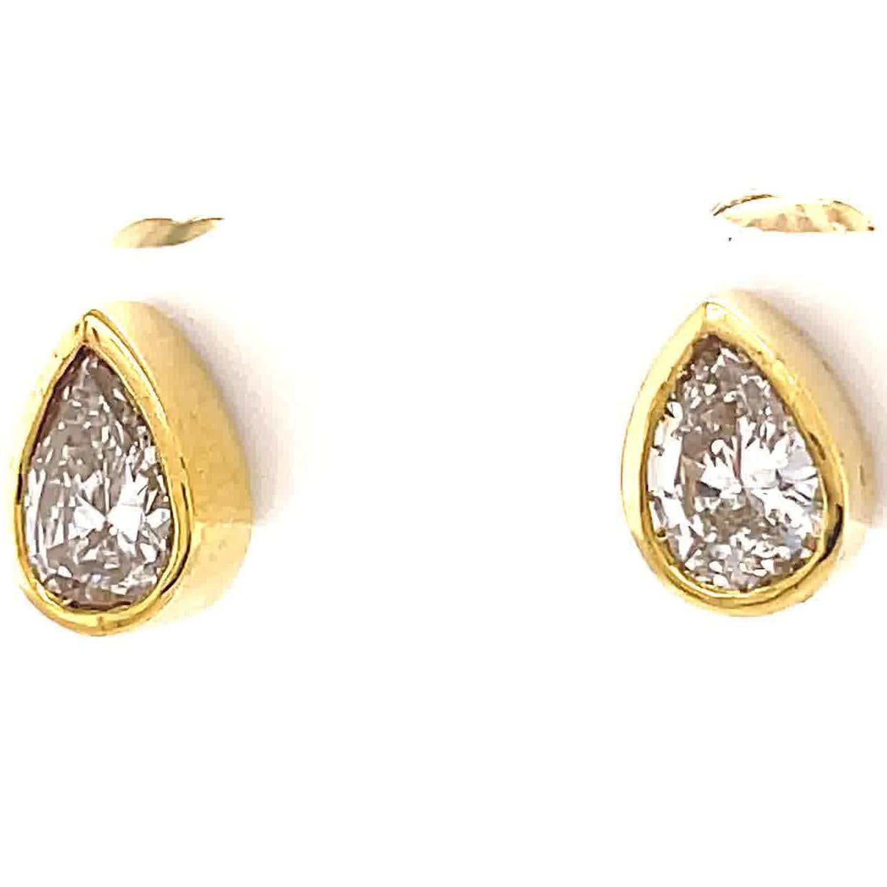 Pear Cut New Vintage Style Pear Shape Diamond 18 Karat Yellow Gold Stud Earrings