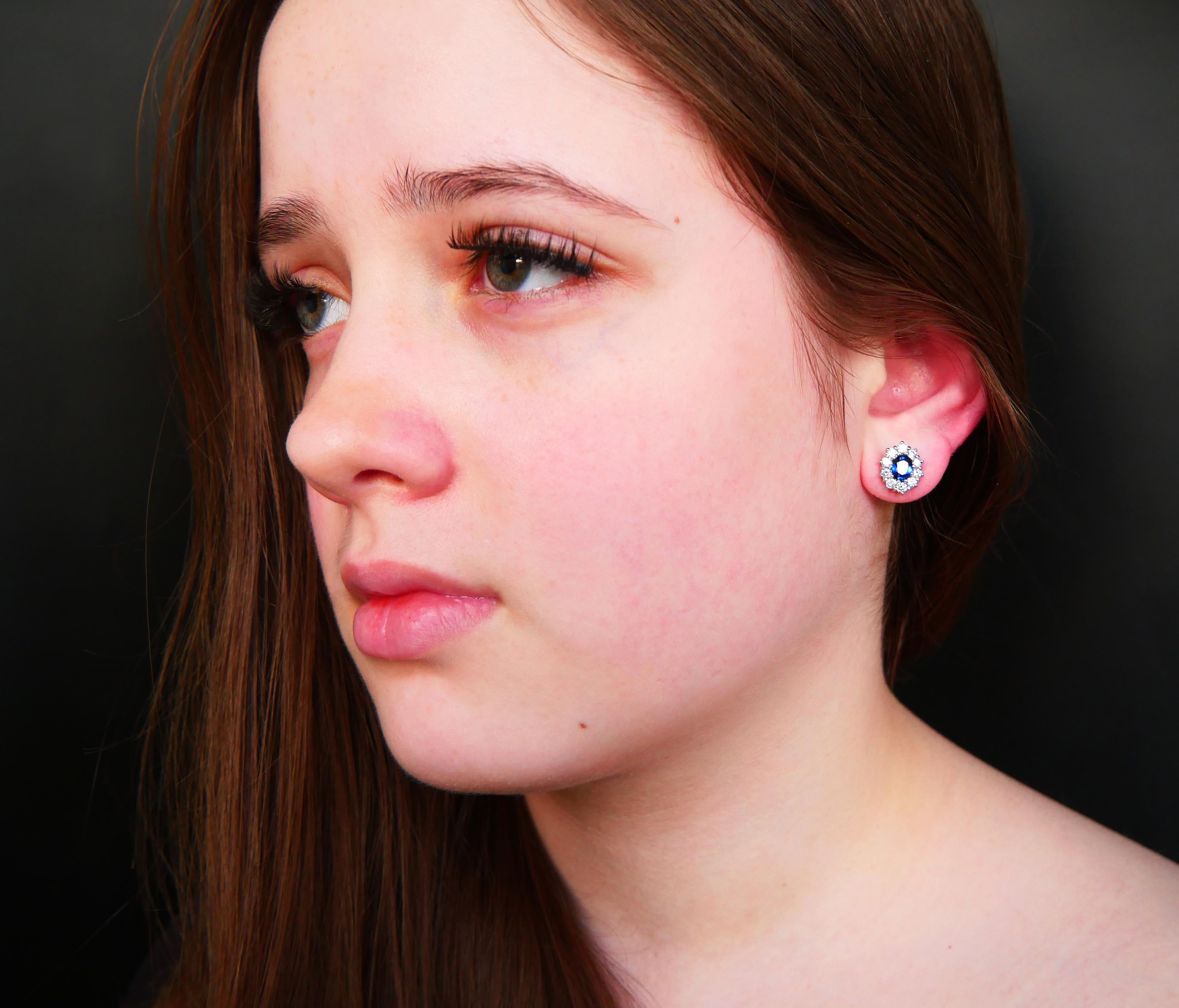 Vintage stud Halo Earrings 1.6ctw Sapphires 1.6ctw Diamonds solid 18K Gold / 6gr For Sale 1