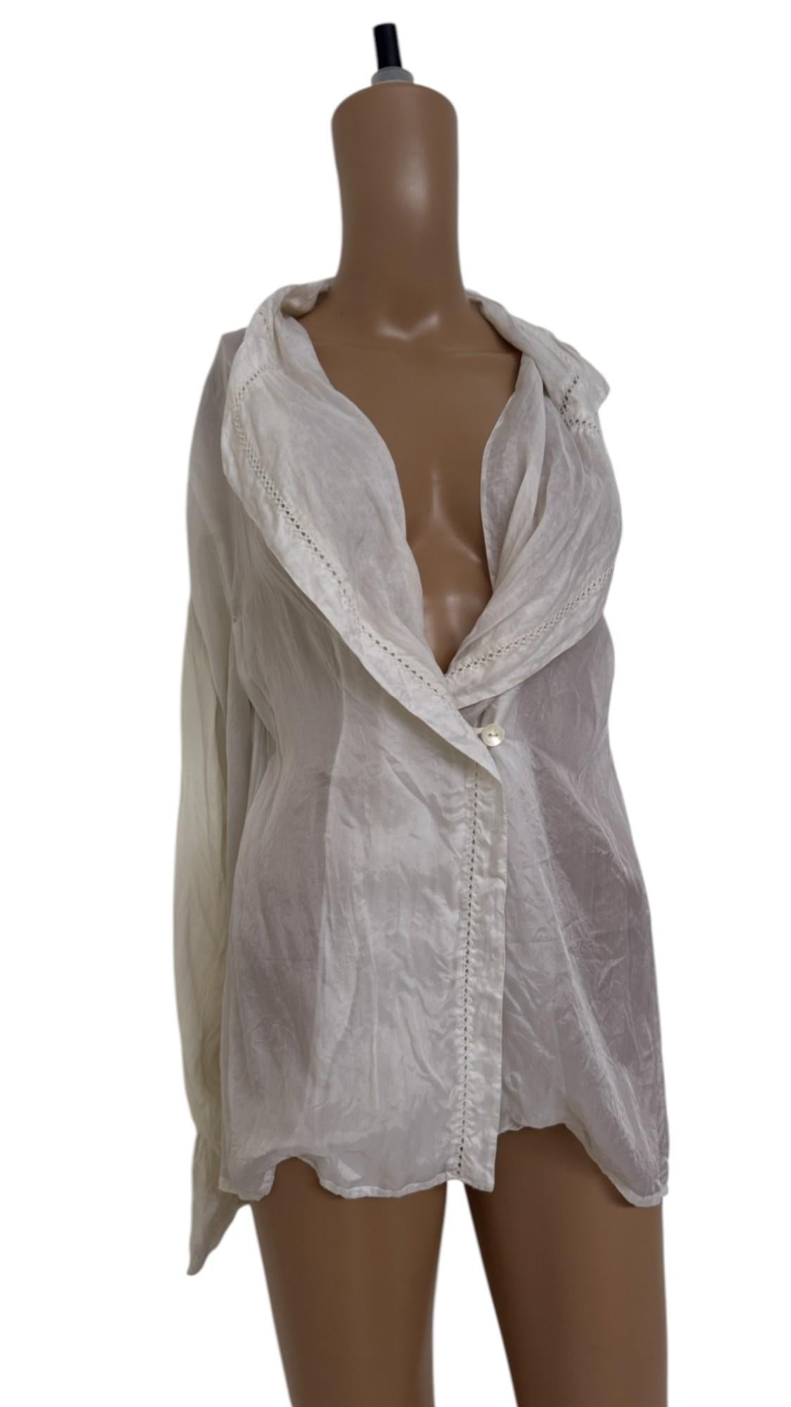 Élégante, éthérée et indéniablement raffinée, cette blouse vintage du Studio 0001 Ferré est un bel exemple de design italien discret des années 1980. Confectionnée en Italie dans une soie ivoire délicate et semi-transparente, cette blouse présente