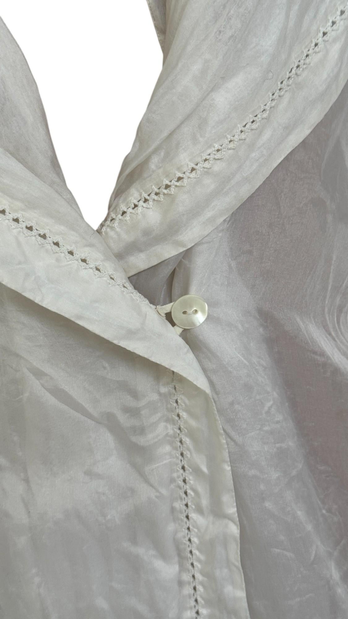 Vintage Studio 0001 Ferré Ivory Silk Blouse with Draped Collar and Open Stitch (chemisier en soie ivoire à col drapé et à points ouverts) en vente 3