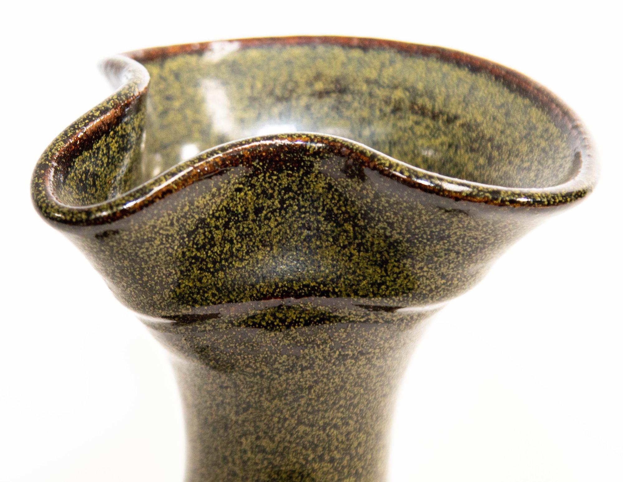 Vintage Studio California Design Stoneware Pottery Vase, années 1960.
Vase et pichet en grès de California Studio Pottery avec de beaux tons de terre brun et brun et vert foncé d'avocat.
Une belle composition de couleurs et de textures, ce pot est