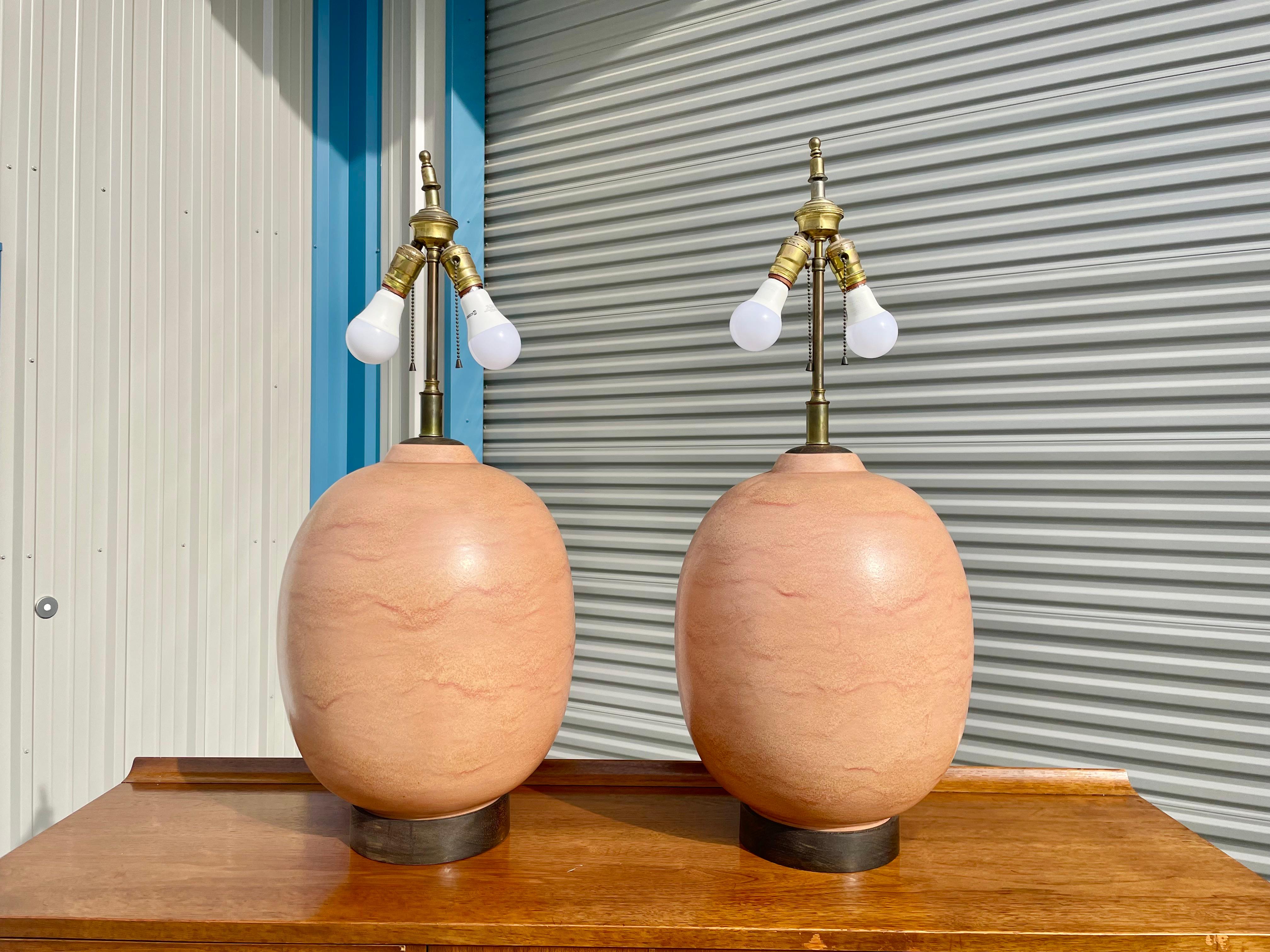 Mid-Century Modern Lampe en forme d'œuf en céramique de Studio Vintage en vente