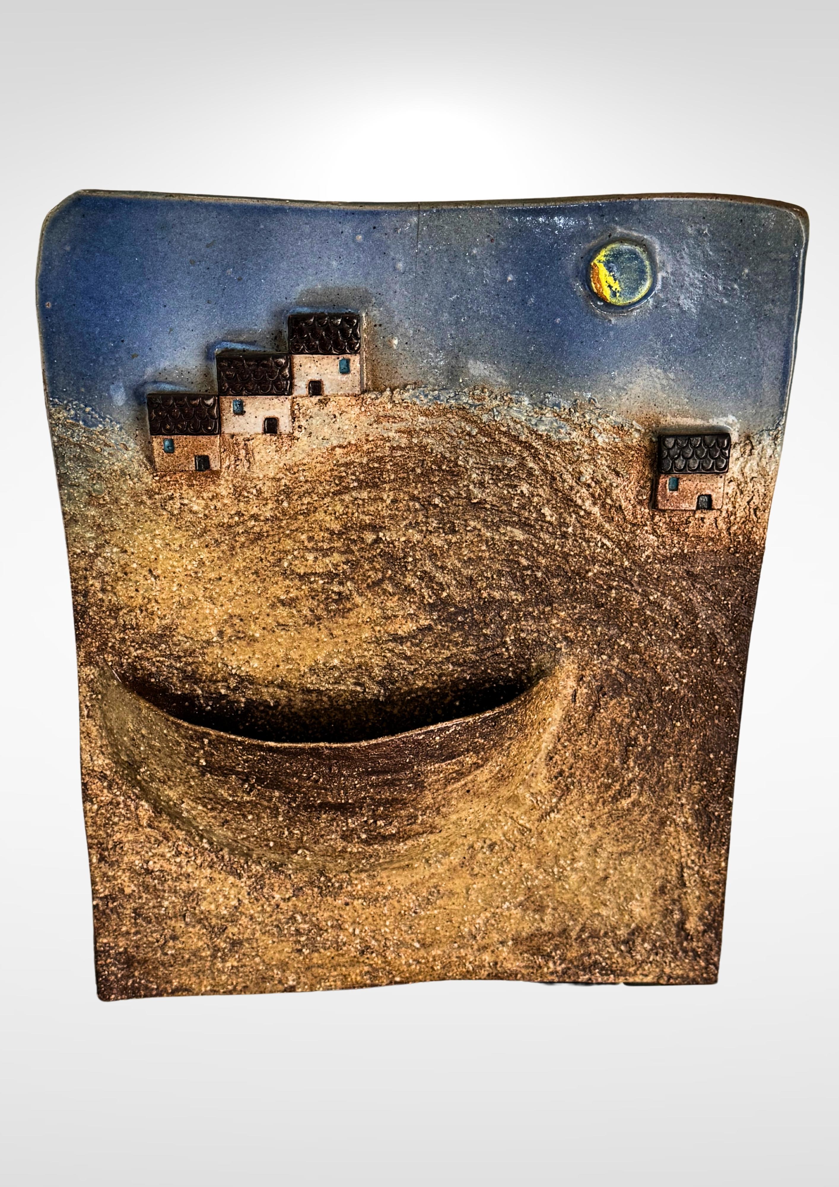 Vaso da parete in ceramica di Studio Pottery della metà del secolo scorso, proveniente dalla Francia.
Vaso da parete di grandi dimensioni in ceramica stoneware raffigurante una tranquilla fattoria con un cielo notturno illuminato dalla luna.
Il vaso
