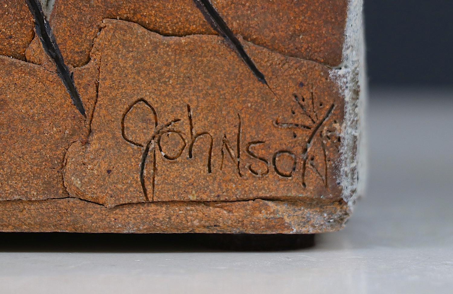 Studio A in ceramica d'epoca con figura del sole, firmato Johnson in vendita 4