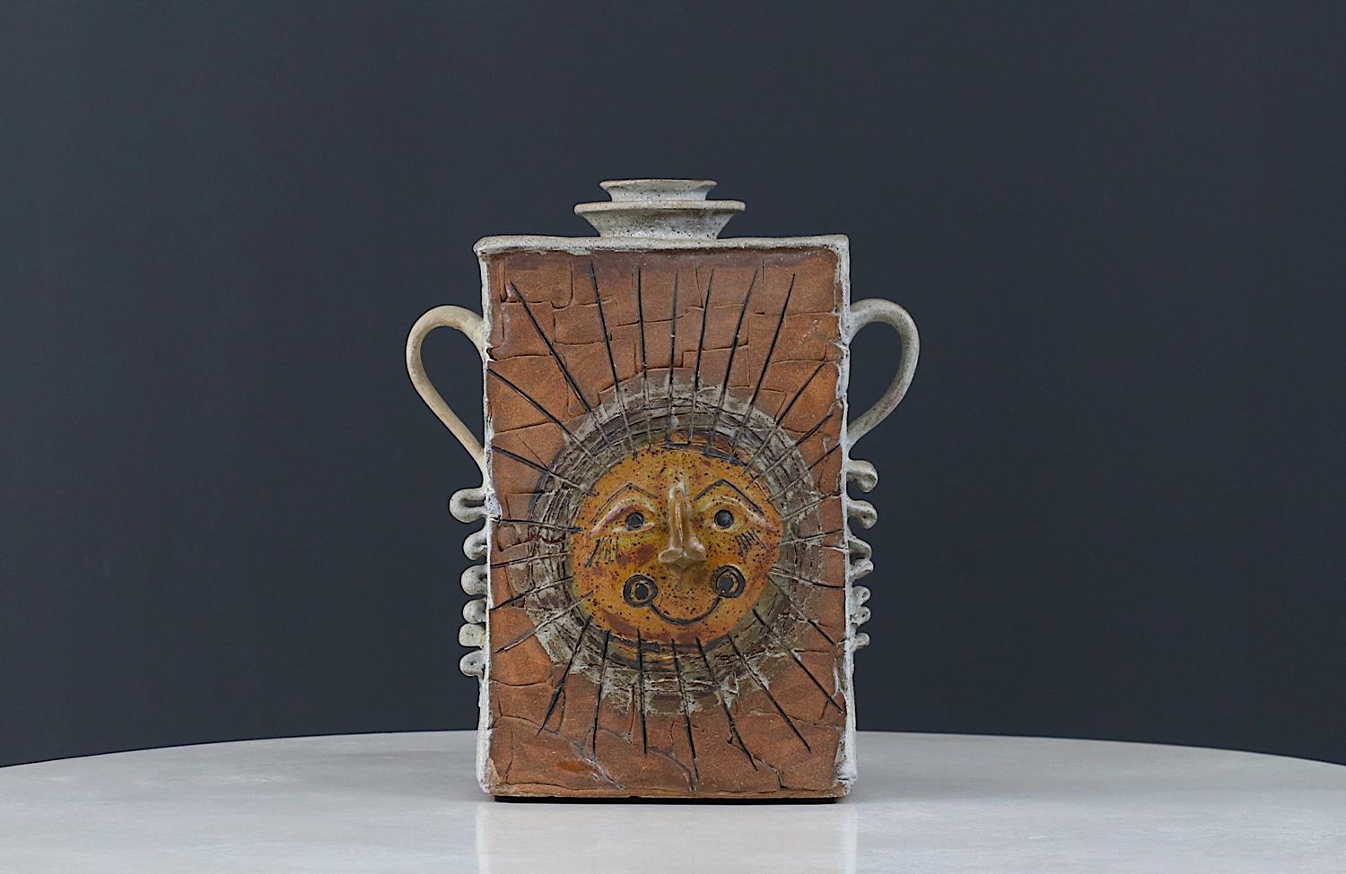 Mid-Century moderno Studio A in ceramica d'epoca con figura del sole, firmato Johnson in vendita