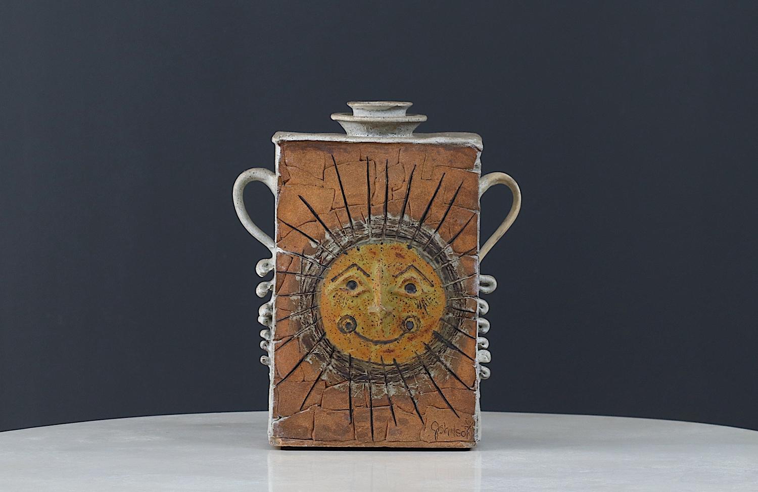 Sconosciuto Studio A in ceramica d'epoca con figura del sole, firmato Johnson in vendita