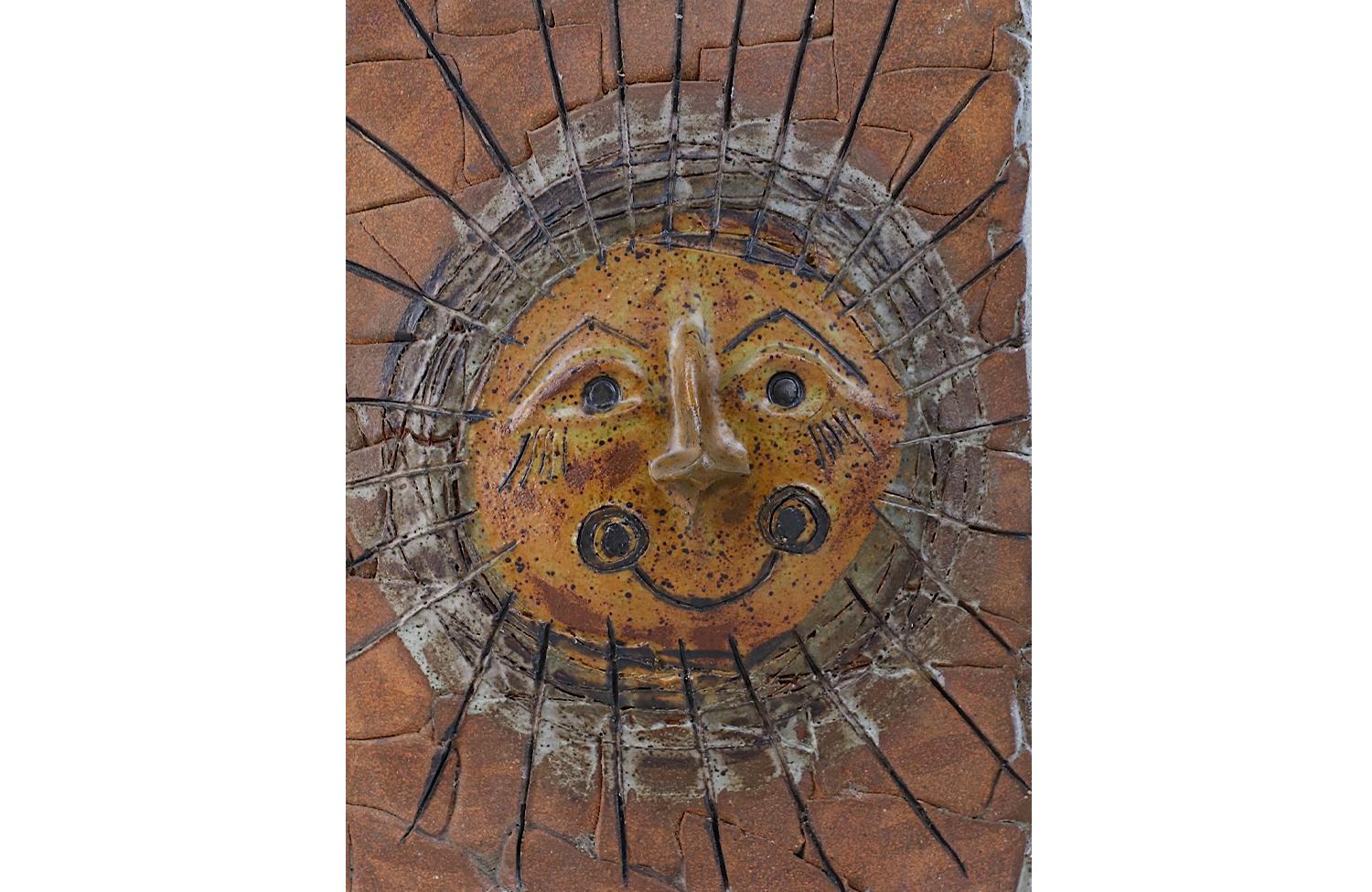 Fine XX secolo Studio A in ceramica d'epoca con figura del sole, firmato Johnson in vendita