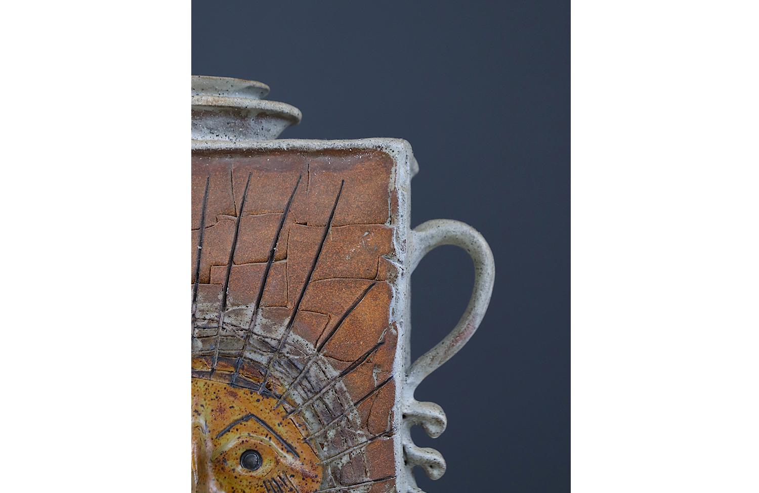 Ceramica Studio A in ceramica d'epoca con figura del sole, firmato Johnson in vendita