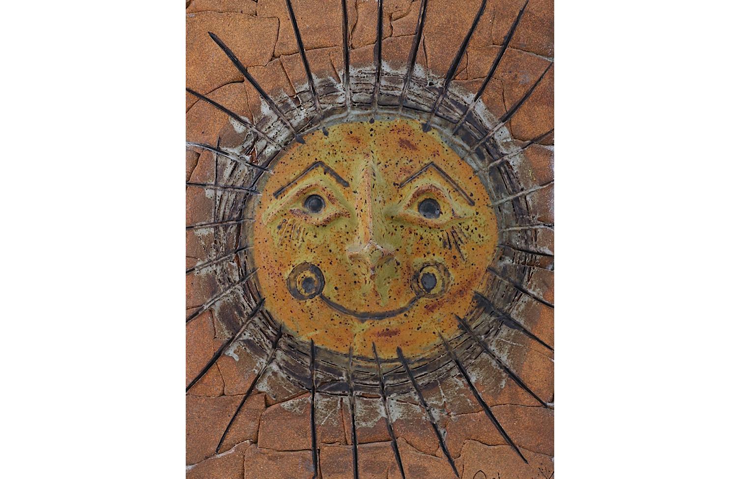 Studio A in ceramica d'epoca con figura del sole, firmato Johnson in vendita 1