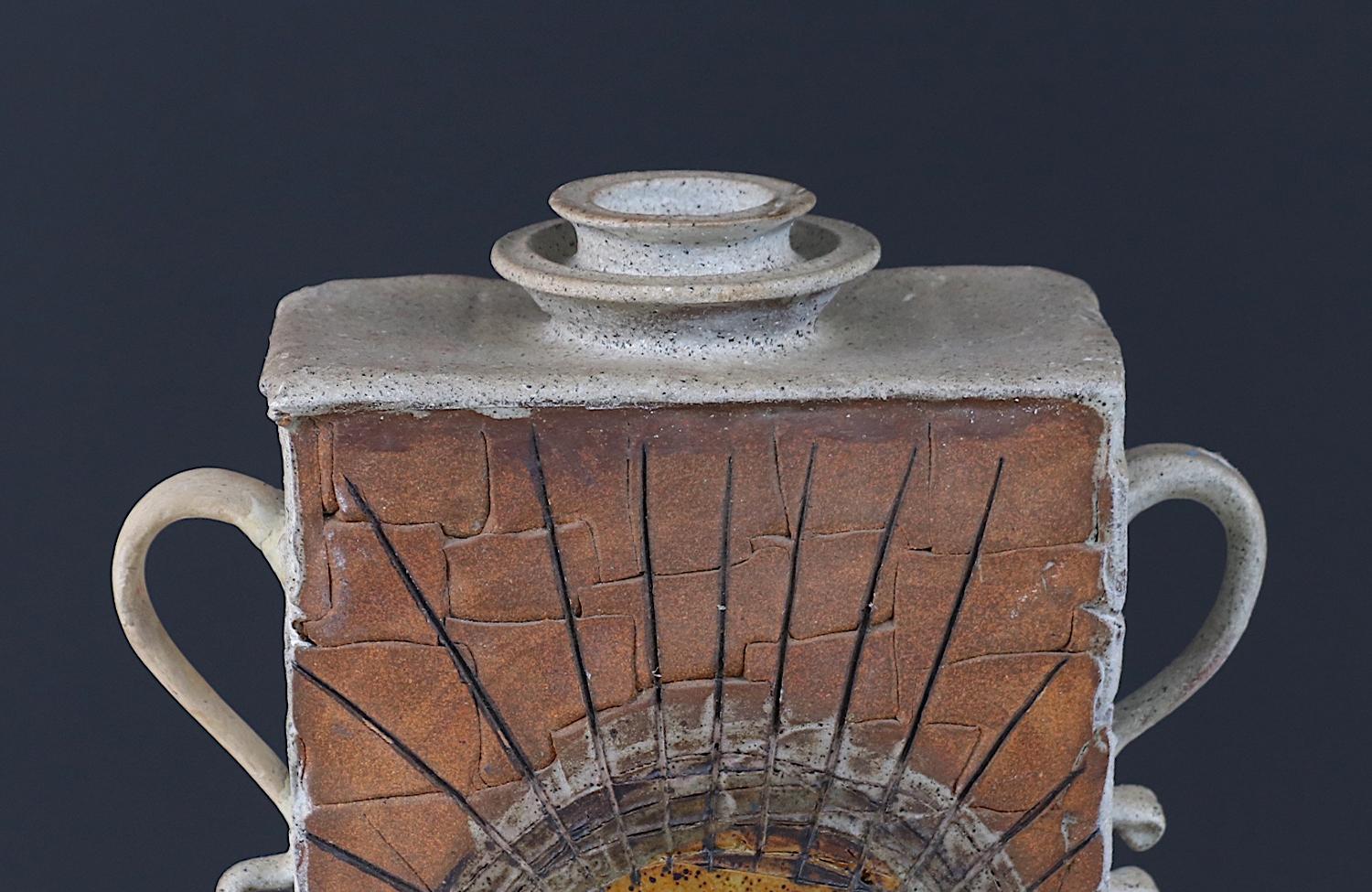 Studio A in ceramica d'epoca con figura del sole, firmato Johnson in vendita 2