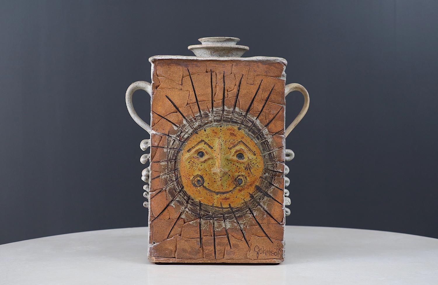 Studio A in ceramica d'epoca con figura del sole, firmato Johnson in vendita 3