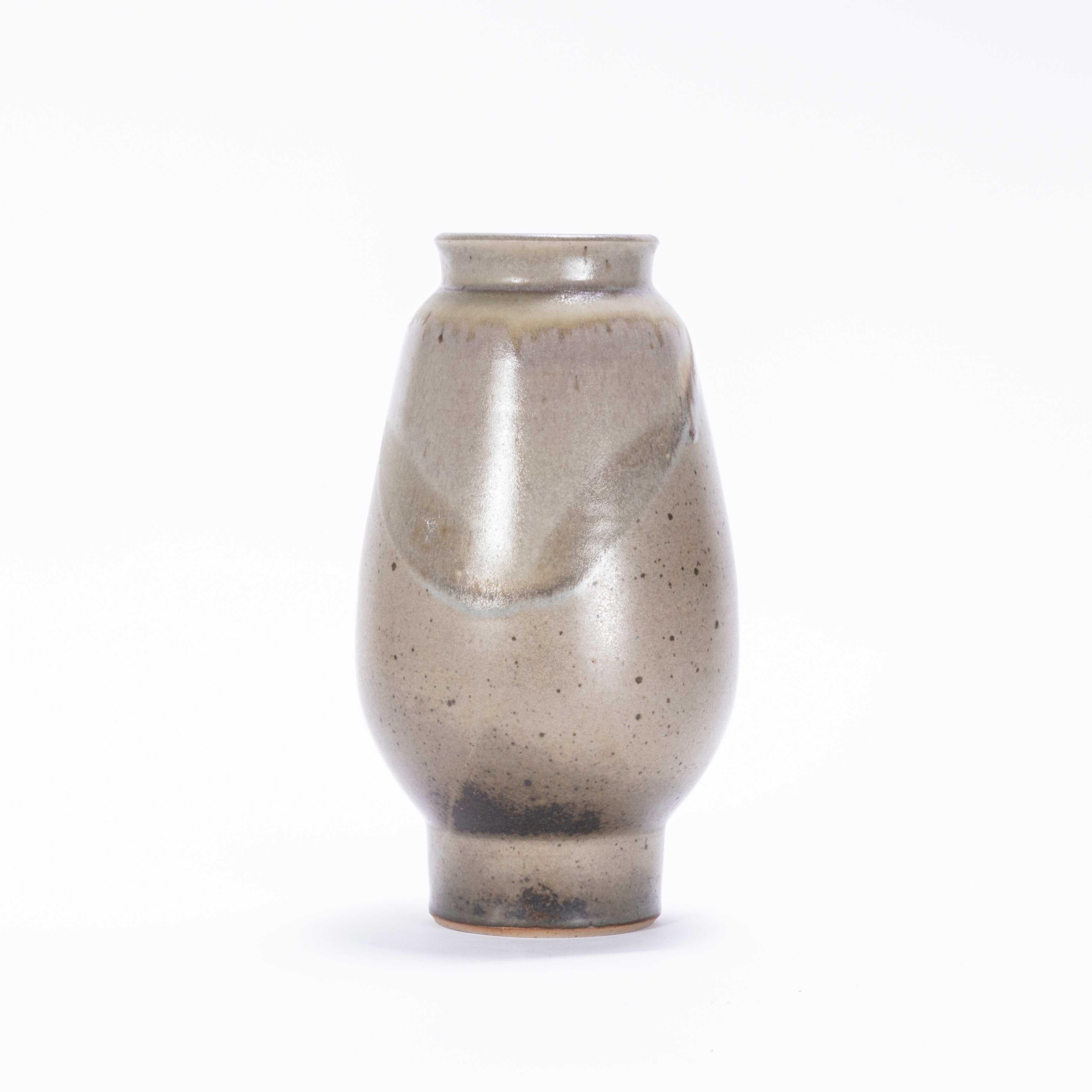 Vaso Eleg di Studio Ceramics d'epoca - Smalto lavato. 

L'Inghilterra ha una ricca storia di ceramiche in studio, spesso piccoli studi per l'insegnamento o uno spazio condiviso da ceramisti di talento. Si tratta di un'elegante forma organica con