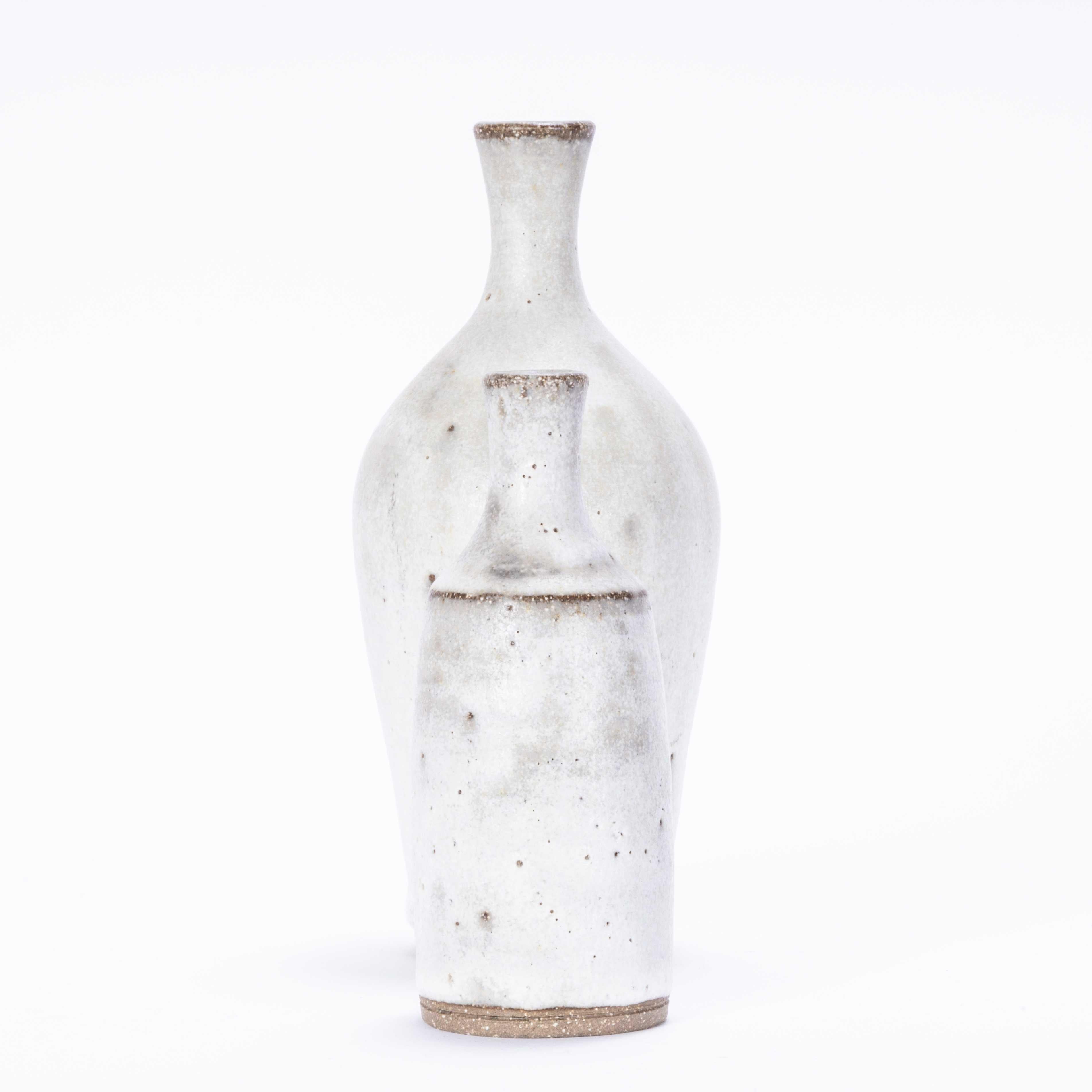 Vintage Studio Ceramics Organic - Washed Pair Vases. 

England hat eine reiche Geschichte der Studio-Keramik, oft kleine Studios für den Unterricht oder ein gemeinsamer Raum für talentierte Keramiker. Dies ist ein Paar eleganter, raffinierter