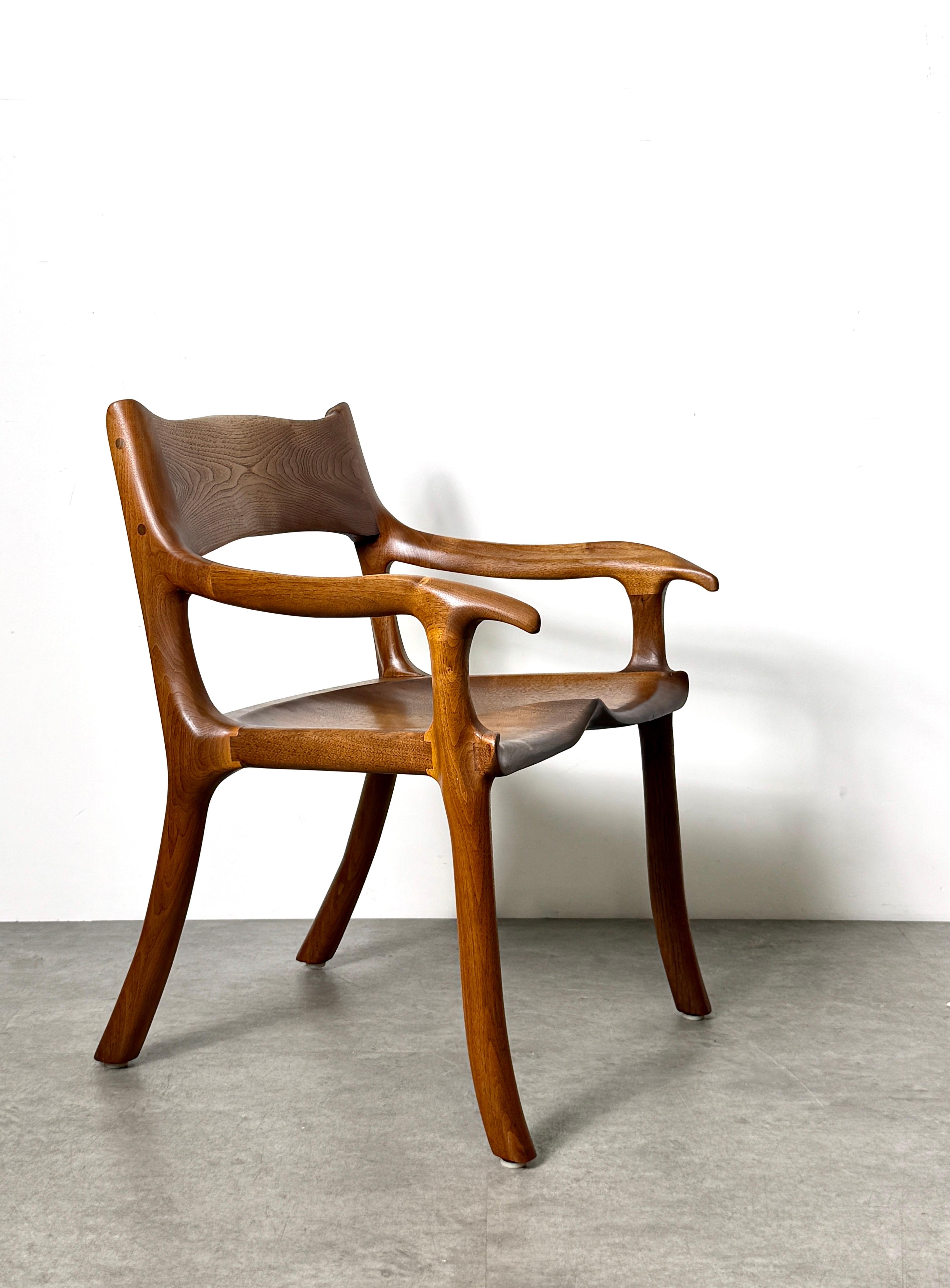 Silla orgánica escultural de artesano americano en nogal 
Firmado y fechado en 1993

Fabricado en nogal macizo con líneas fluidas, asiento contorneado y juntas integradas sin juntas
Firmado y fechado en la parte inferior

Artista desconocido; el