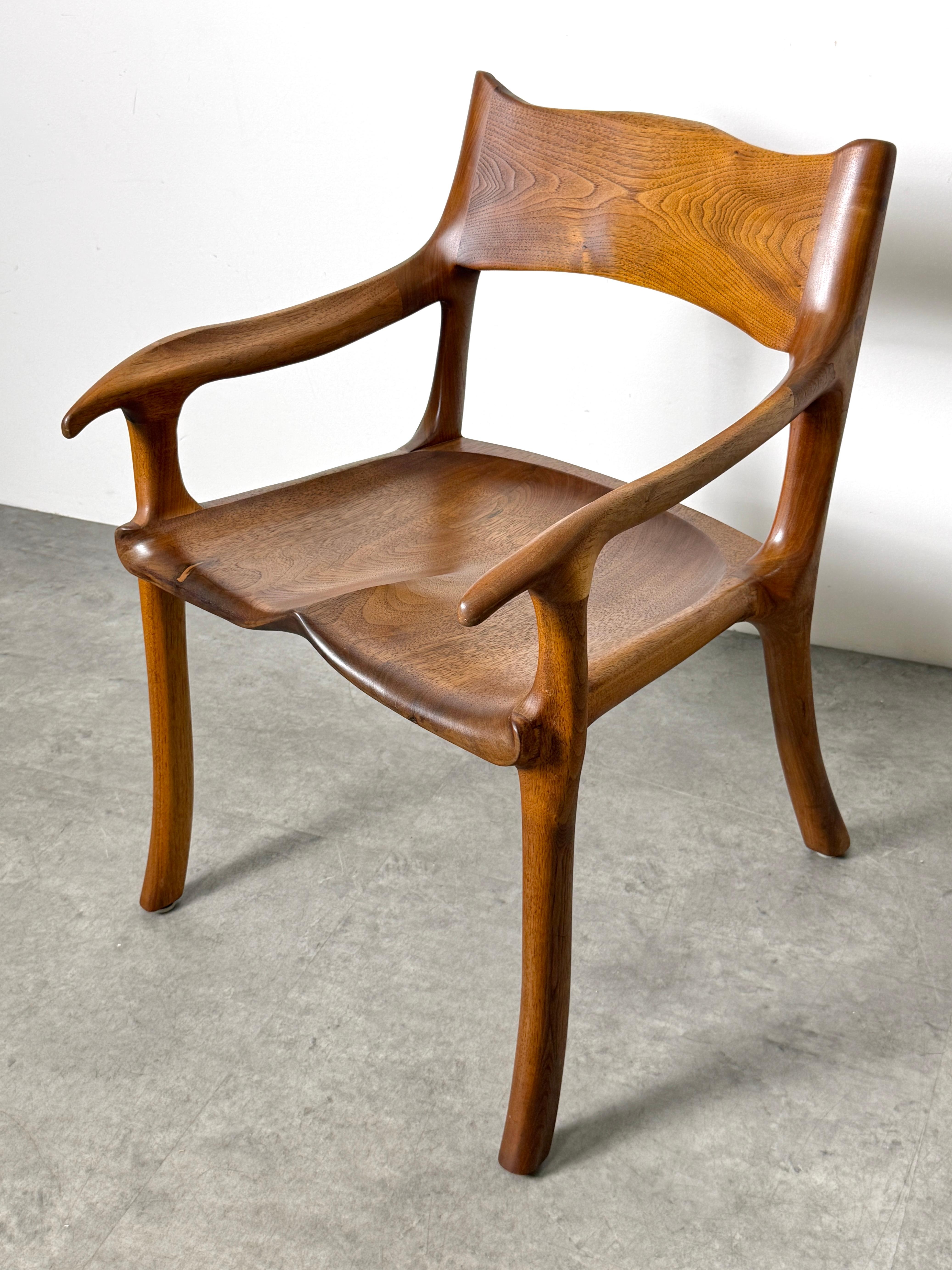 Vintage Studio Craft Silla escultórica de nogal firmada Organic Modern Maloof Style Tallado a mano en venta