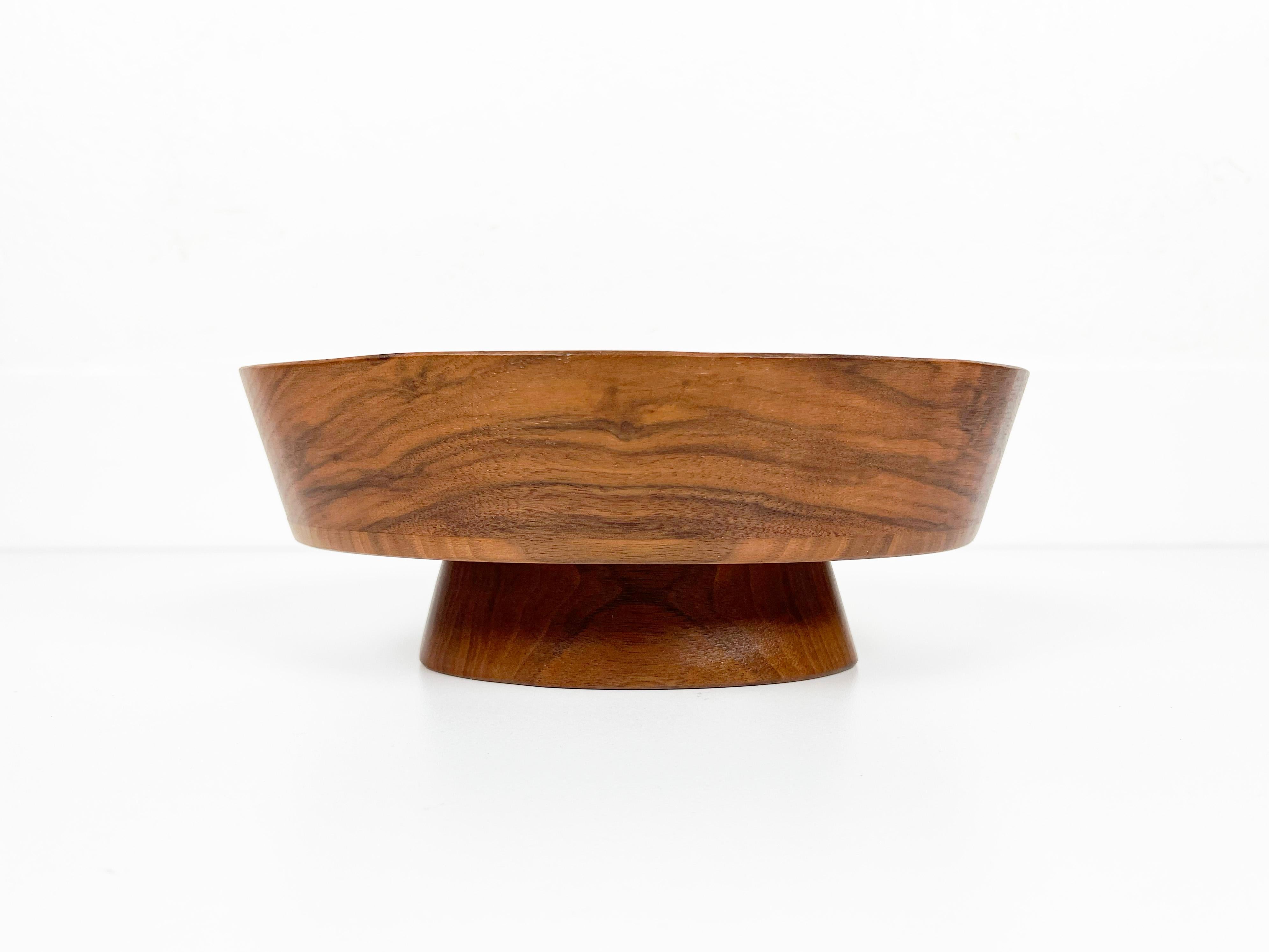 Vintage studio crafted oval shaped footed bowl expertly made from beautiful walnut. 

Year: 1970s

Origin: USA

Style: Mid-Century Modern

Dimensions: 9.5