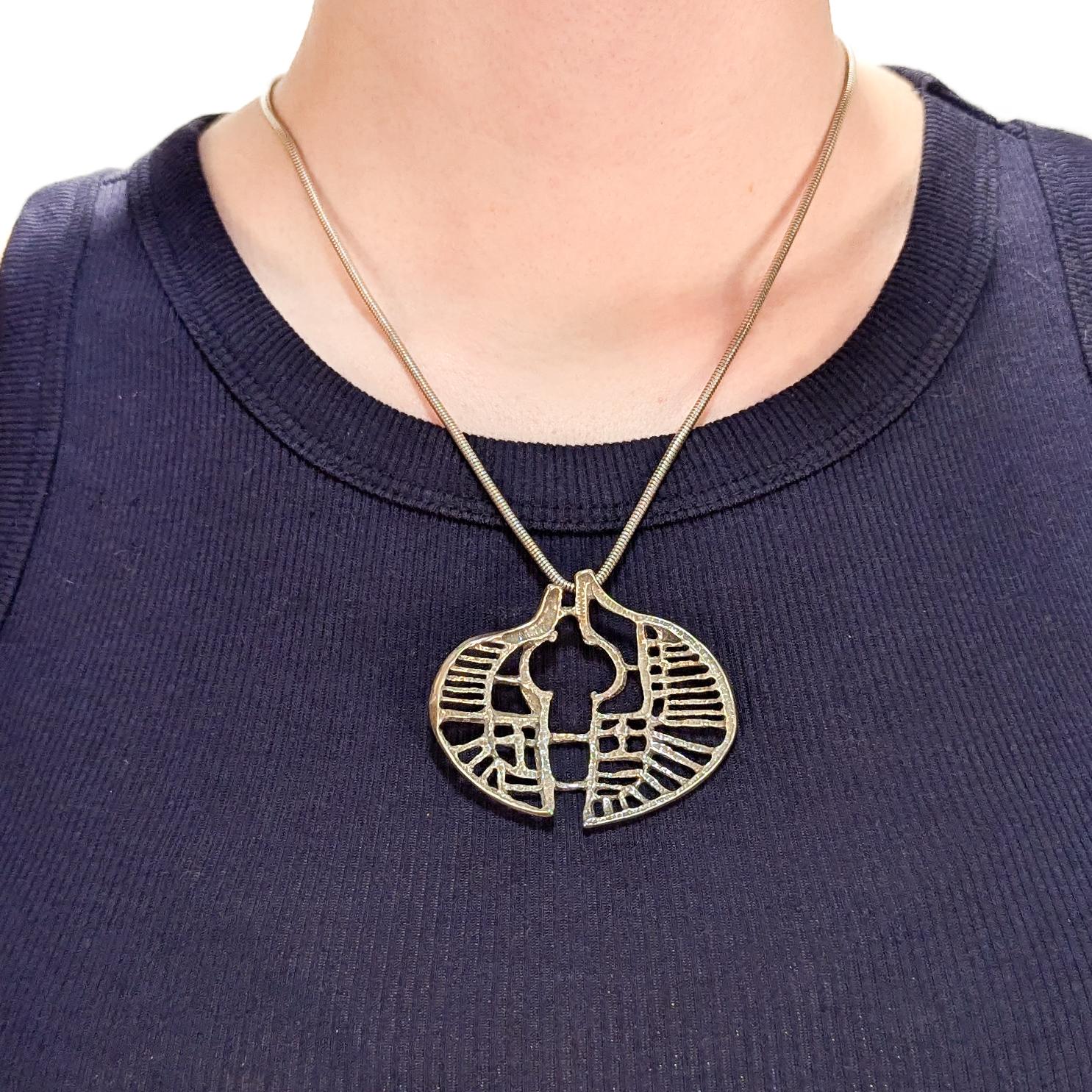 Ein feiner signierter Norwegian Modern Silberanhänger.

Aus Sterlingsilber.

Von Studio Else & Paul aus Norwegen. 

Das renommierte norwegische Juwelier-Ehepaar nutzt das Wachsausschmelzverfahren, um skulpturale Schmuckstücke zu