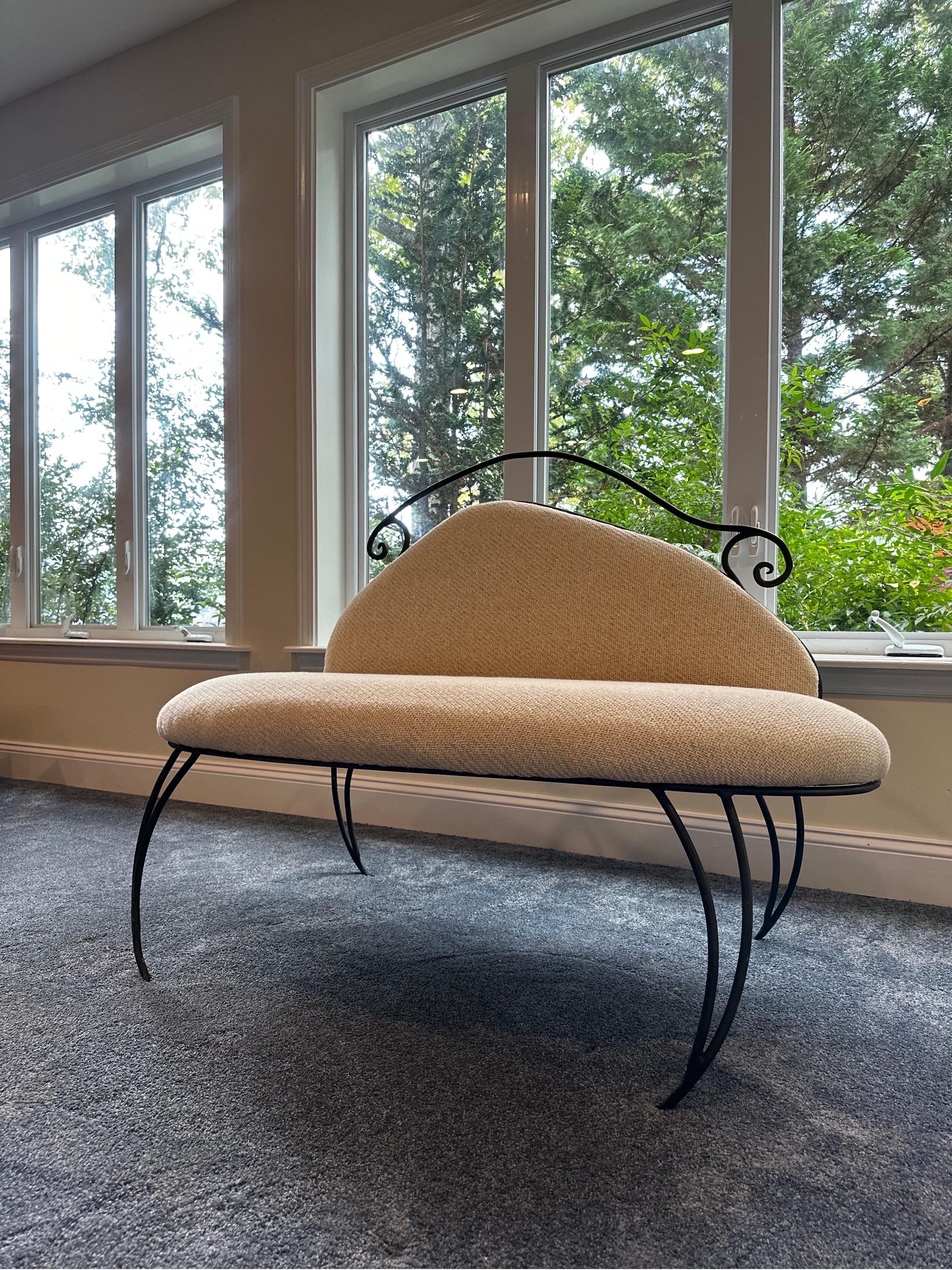Un banc unique, fabriqué en studio, qui ressemble à une œuvre d'art. Magnifiquement conçu avec des détails en fer forgé le long du plateau ainsi que sur les pieds de forme intéressante. Le banc est doté d'un revêtement crème richement texturé. Cette