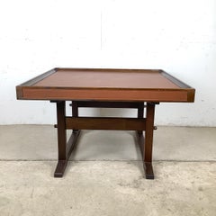 Tavolino quadrato vintage realizzato in studio, piano in pelle color cognac, stile architettonico