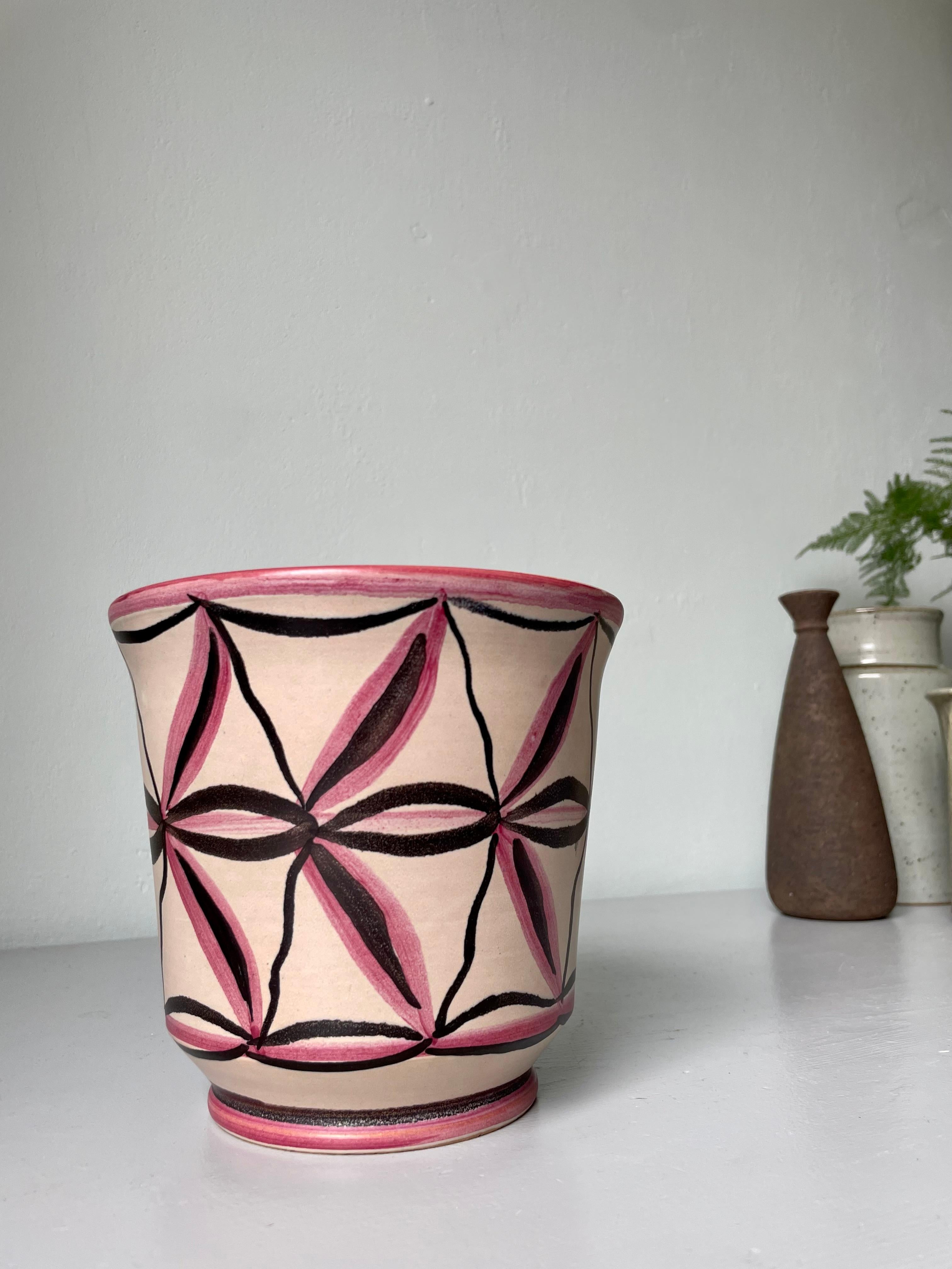 Danish midcentury modern hand-thrown studio planter with hand-painted graphic organic decor in rose pink and black soft lines over the warm beige base. Manufactured by E.B.S. Klint in the 1950s. Signed under base. Beautiful vintage condition.