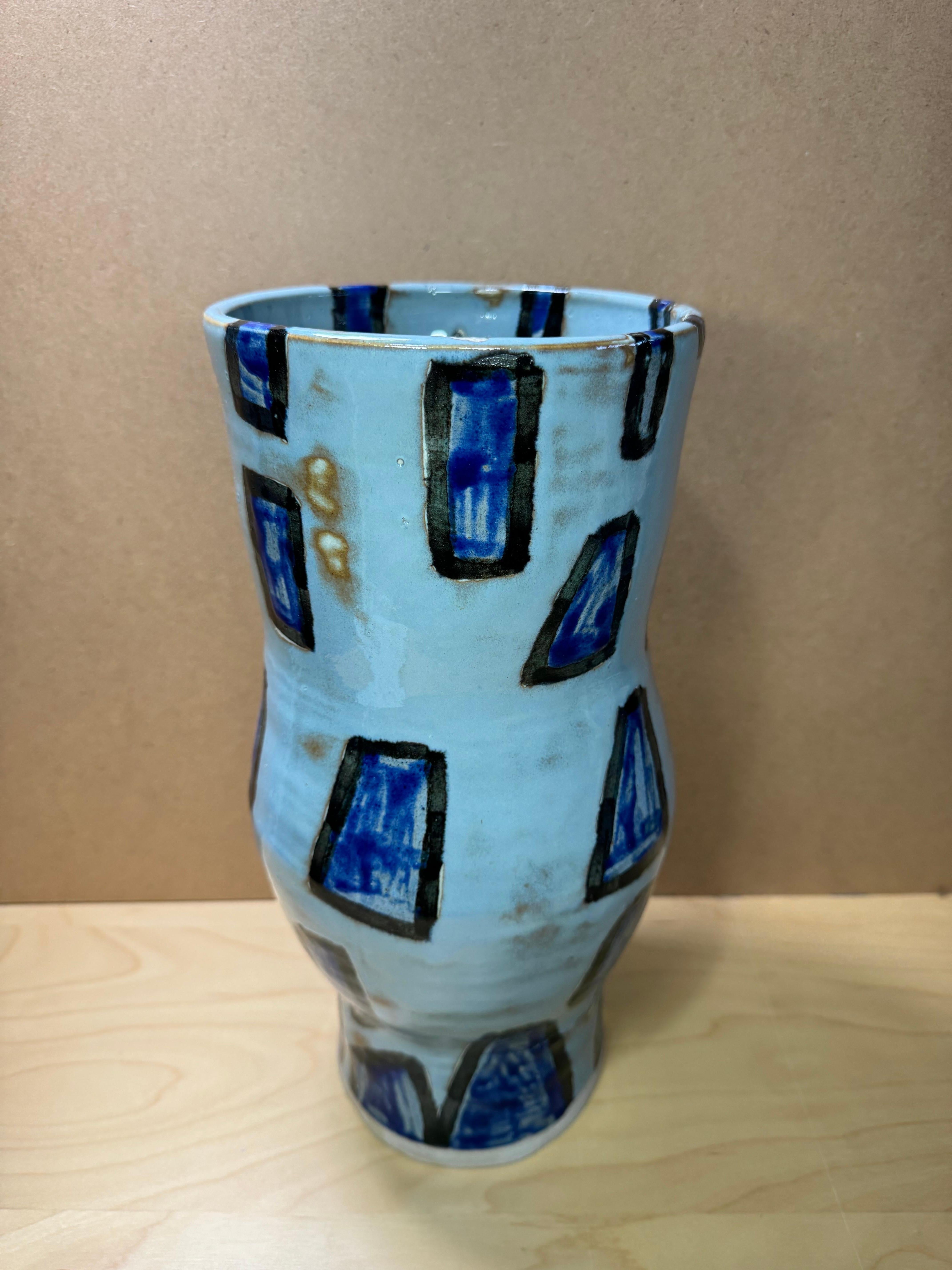 🏺 Eleganz entdecken: Große blaue Vase mit unregelmäßigem Quadratmuster 🏺

Verleihen Sie Ihrem Raum einen Hauch von Raffinesse mit unserer atemberaubenden blauen Vase, die mit einem unregelmäßigen quadratischen Muster verziert ist, das Charme und