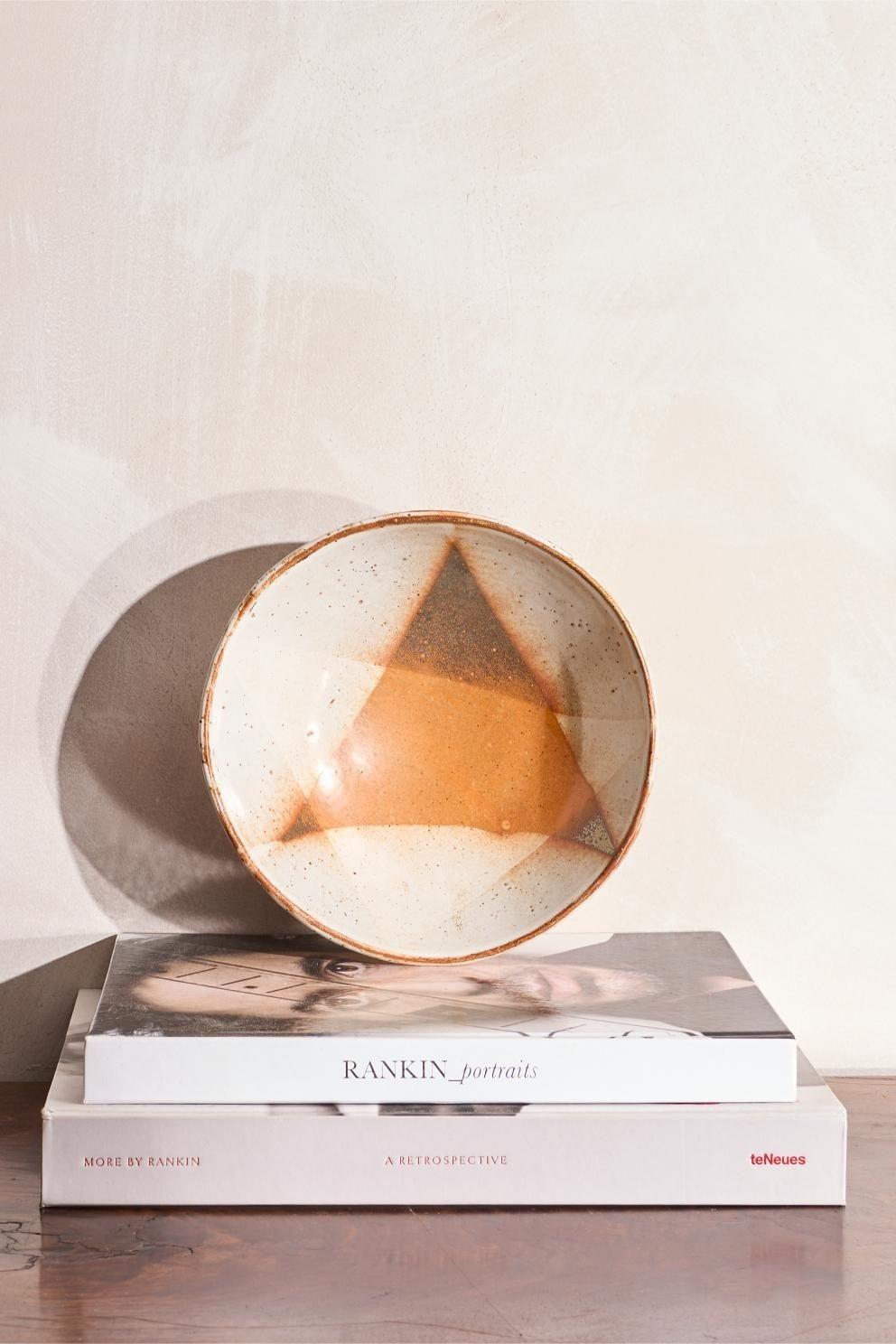 Si tratta di una ciotola in studio Pottery del XX secolo molto elegante e ben realizzata. Le decorazioni in arancione conferiscono a questo oggetto un'atmosfera particolare. Anche la dimensione dell'attrattiva.

Altezza 9 cm Diametro 24 cm