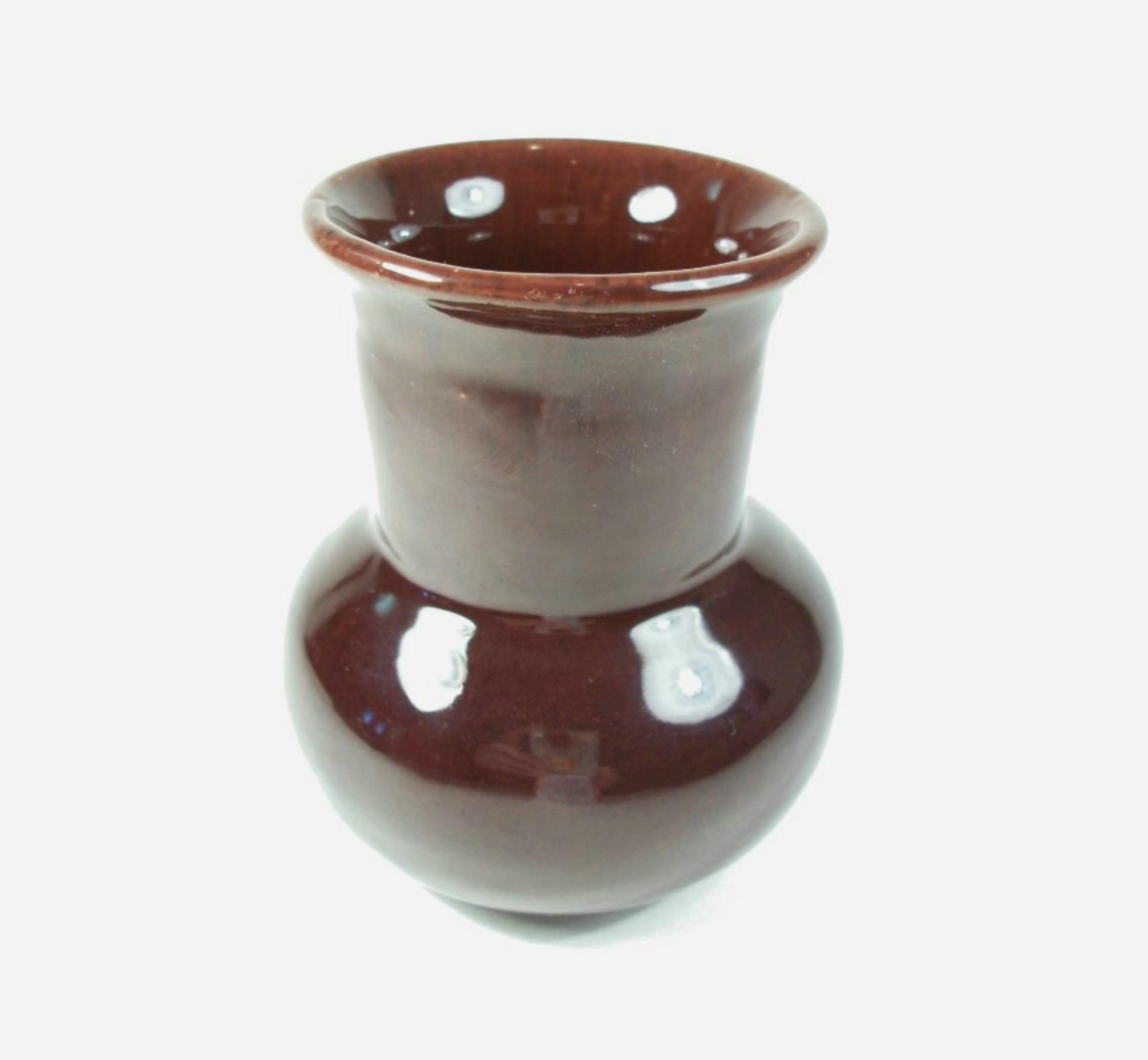 Arts and Crafts Vaso a bocciolo Studio Pottery d'epoca - Smalto color sangue di bue - Firmato - Metà del XX secolo in vendita