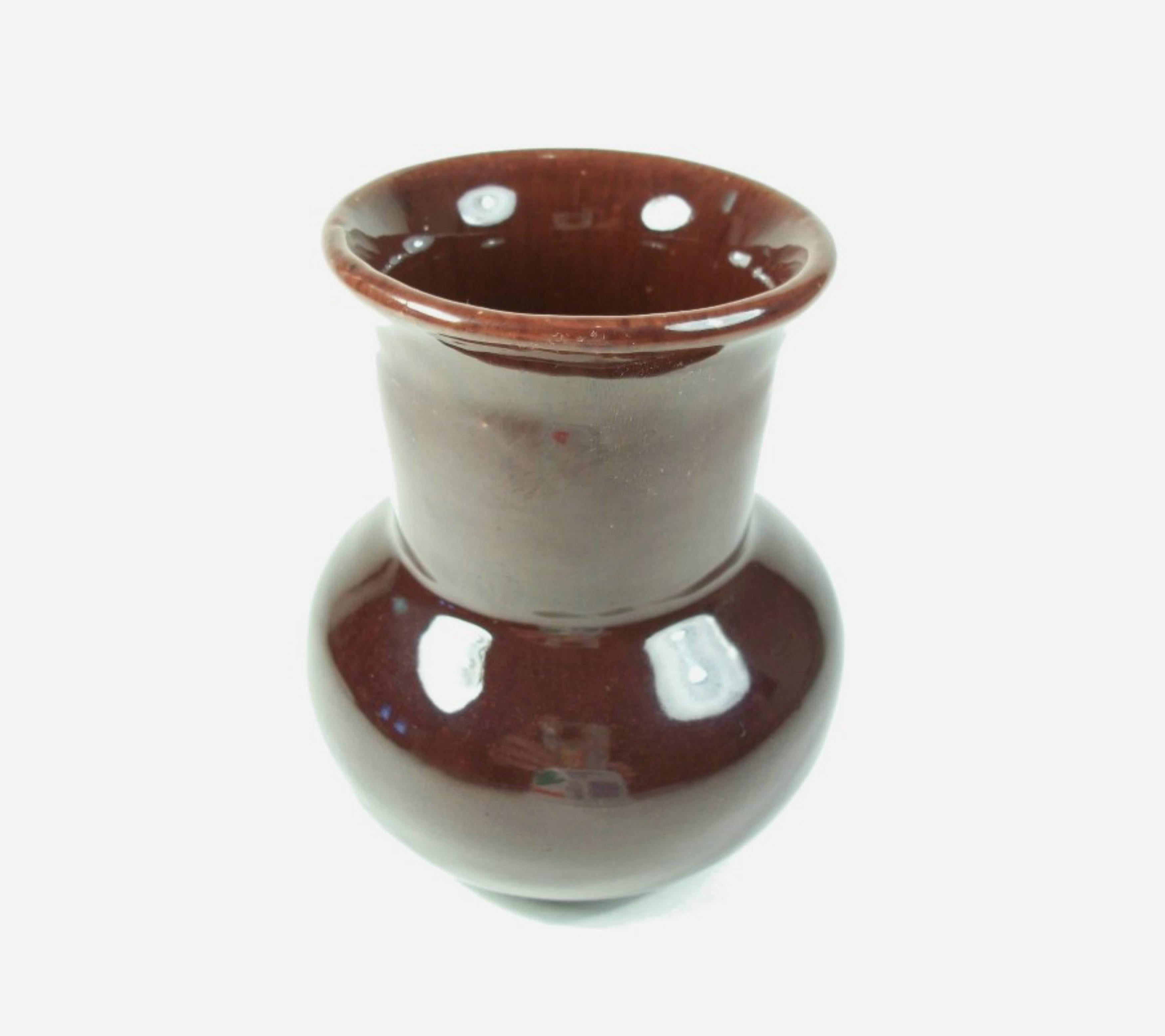 Canadese Vaso a bocciolo Studio Pottery d'epoca - Smalto color sangue di bue - Firmato - Metà del XX secolo in vendita