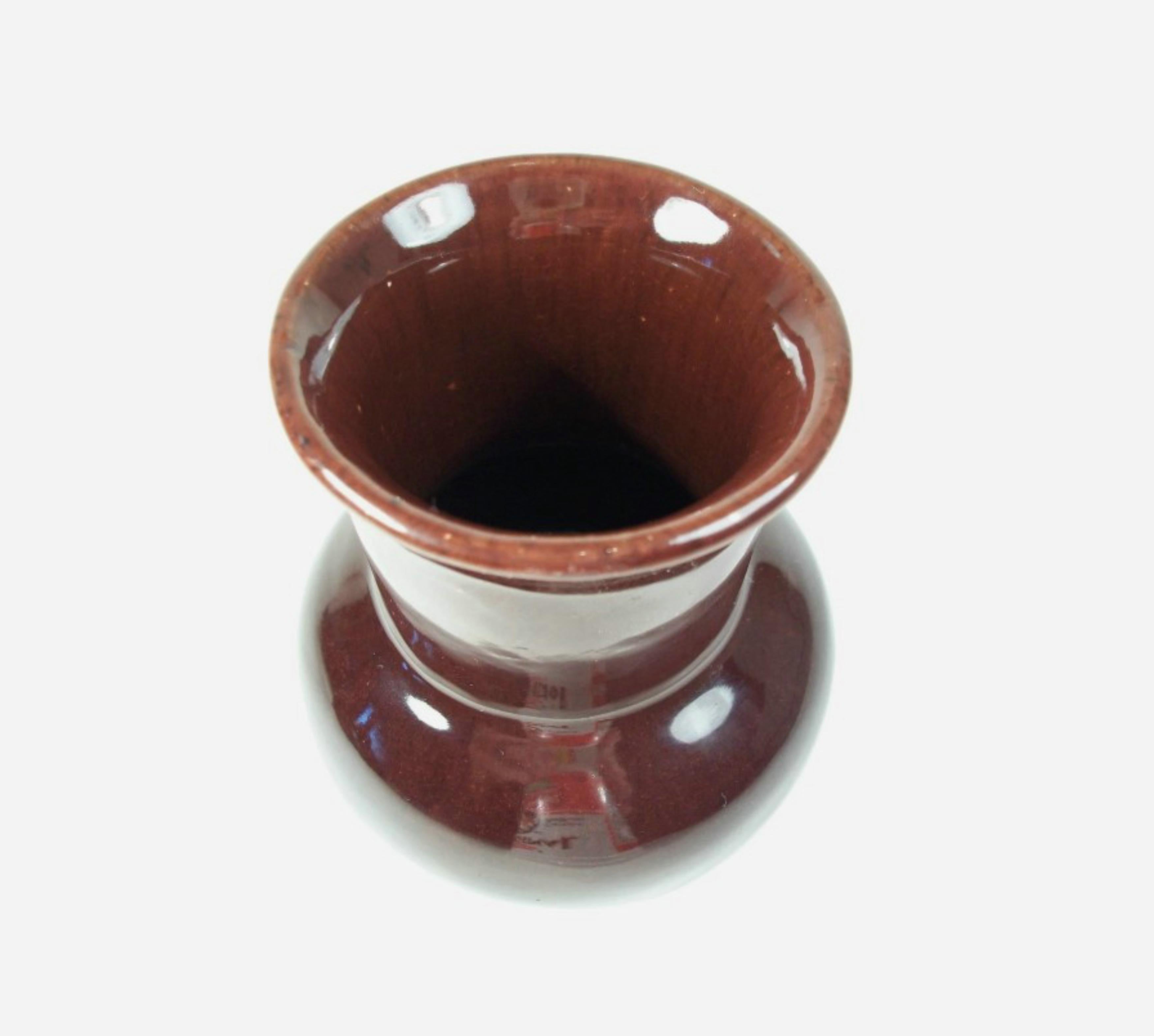 Smaltato Vaso a bocciolo Studio Pottery d'epoca - Smalto color sangue di bue - Firmato - Metà del XX secolo in vendita