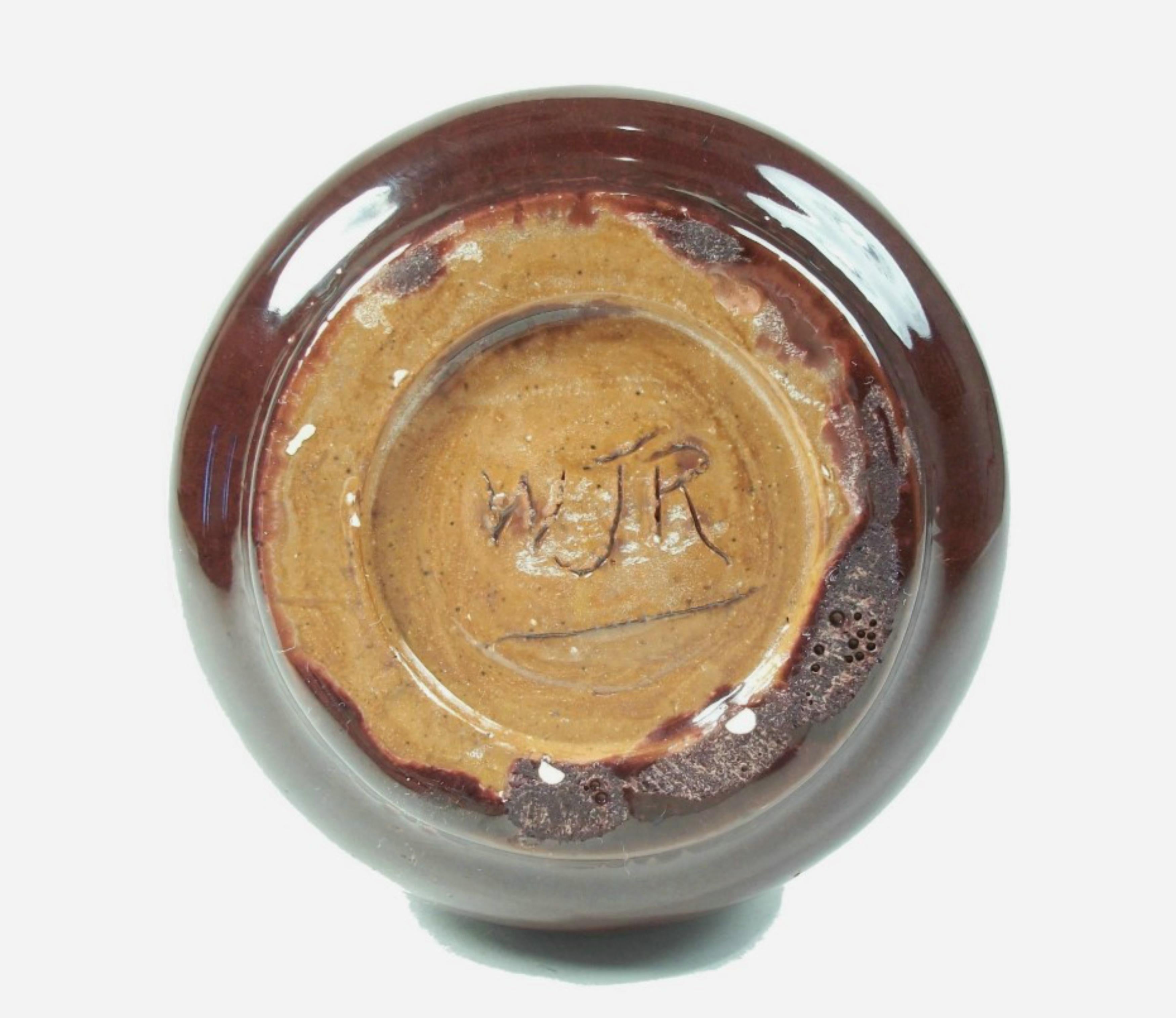 Ceramica Vaso a bocciolo Studio Pottery d'epoca - Smalto color sangue di bue - Firmato - Metà del XX secolo in vendita