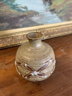 Vintage Studio Pottery Knospenvase mit eingraviertem und glasiertem abstraktem Motiv