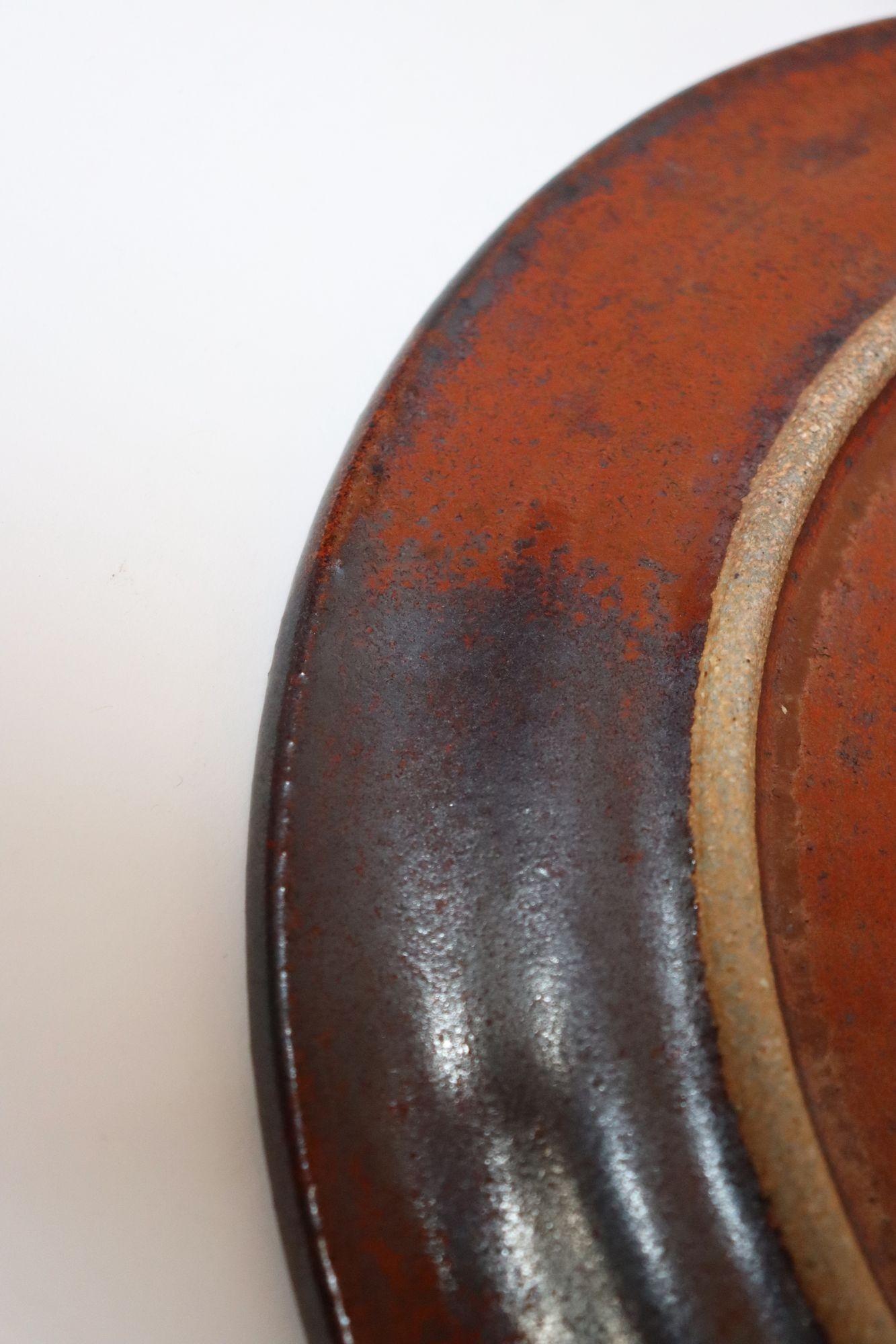 Vintage Studio Pottery Charger in Metallic Gray and Red Glaze by Deanna Nichols en vente 7