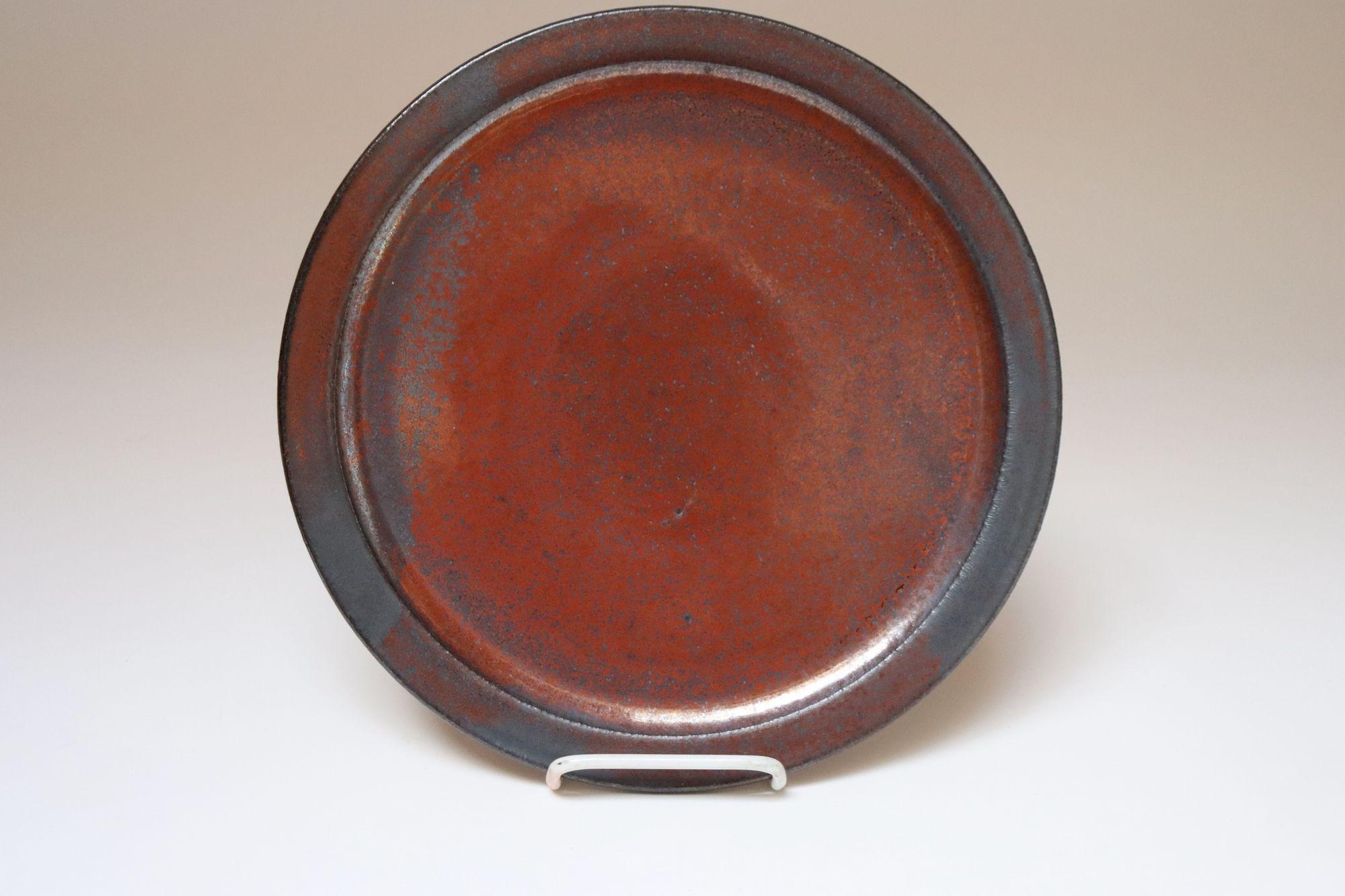 Chargeur en céramique de studio réalisé par la céramiste Deanna Nichols (née en 1942-2017, Missouri).
Titulaire d'une licence en beaux-arts du Kansas City Art Institute (1965) et d'une maîtrise en beaux-arts de la Claremont Graduate University en