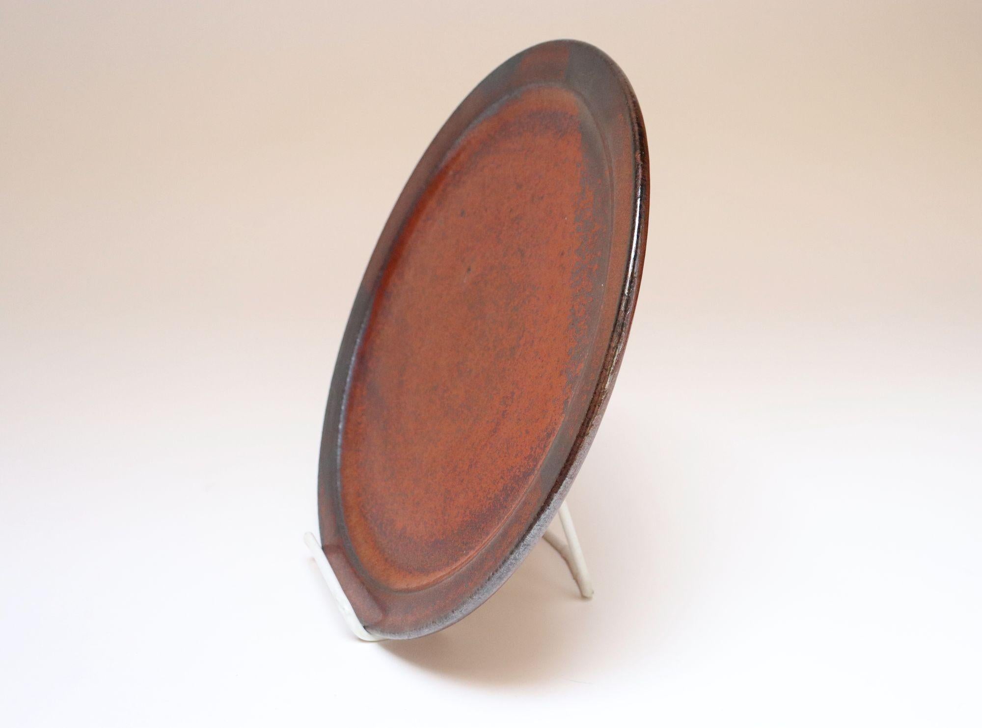 Mid-Century Modern Vintage Studio Pottery Charger in Metallic Gray and Red Glaze by Deanna Nichols en vente