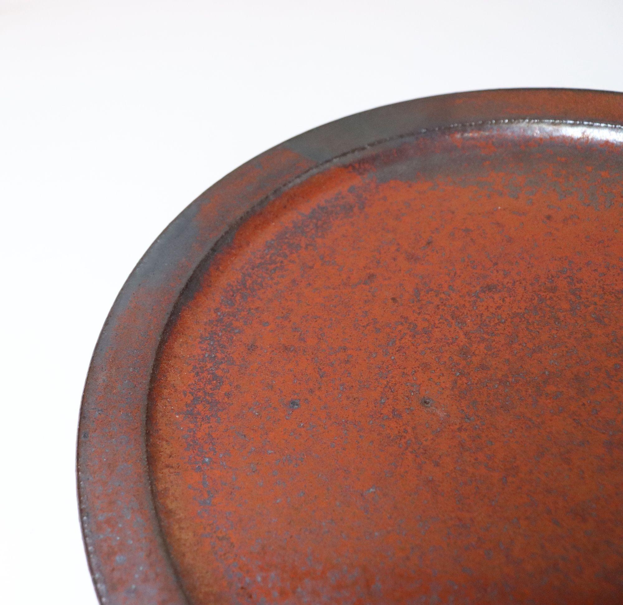 Milieu du XXe siècle Vintage Studio Pottery Charger in Metallic Gray and Red Glaze by Deanna Nichols en vente