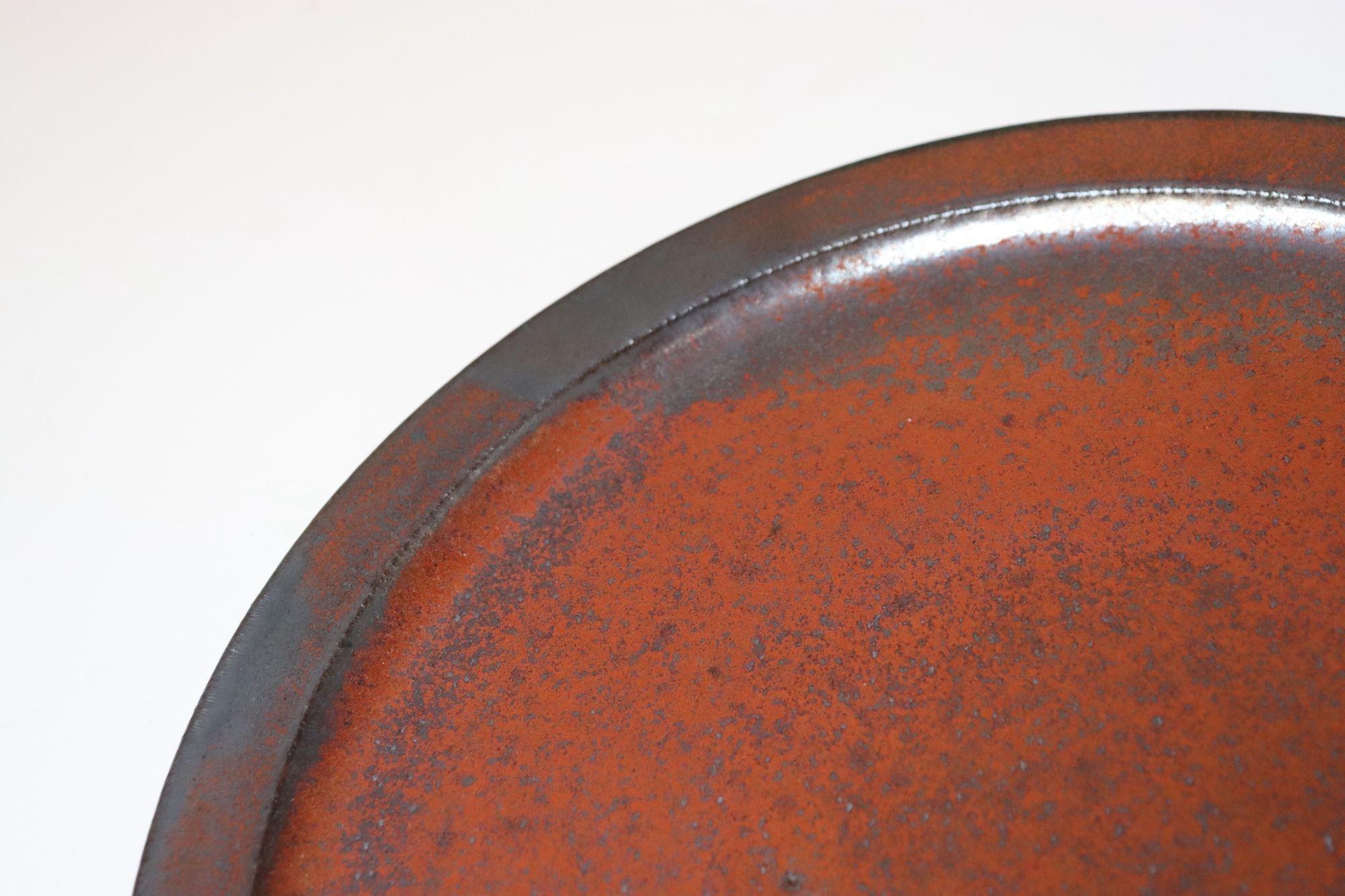 Céramique Vintage Studio Pottery Charger in Metallic Gray and Red Glaze by Deanna Nichols en vente