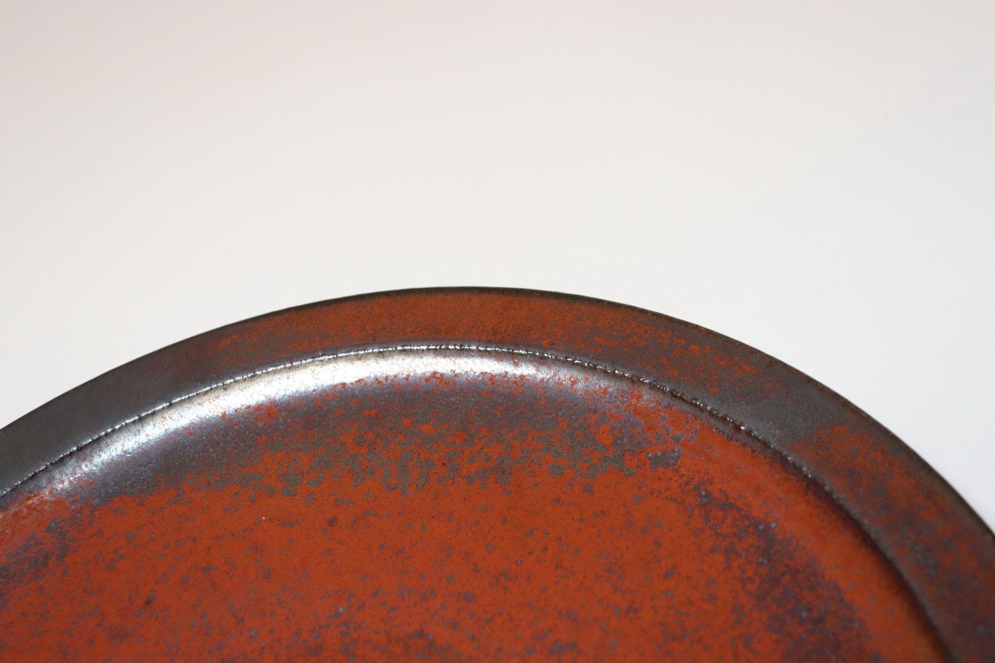 Vintage Studio Pottery Charger in Metallic Gray and Red Glaze by Deanna Nichols en vente 2