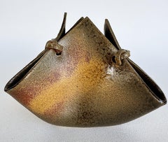 Vintage Studio Pottery Faux Leder Foldes Gefäß mit Krawatten