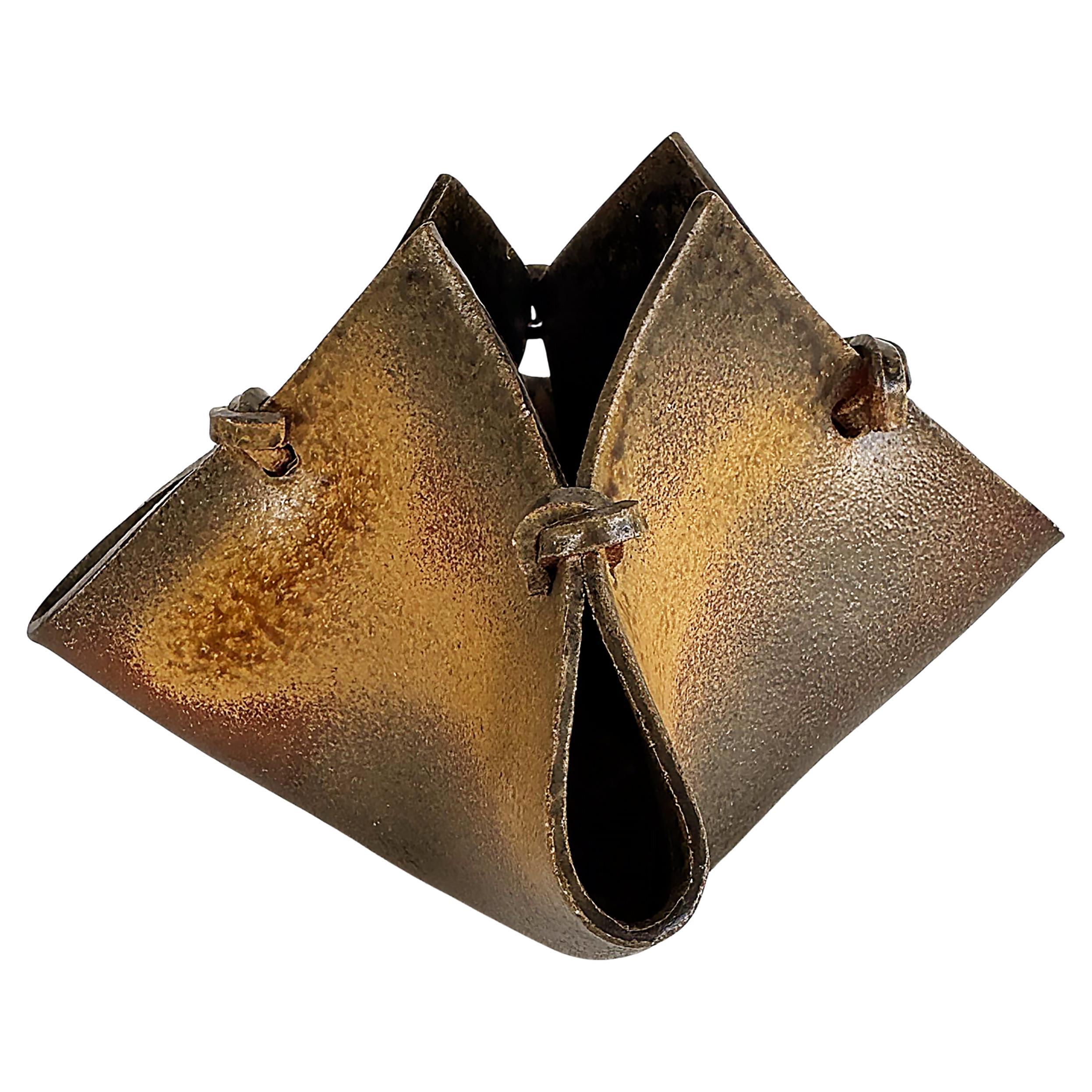 Vase plié en faux cuir avec attaches, Vintage Studio Pottery