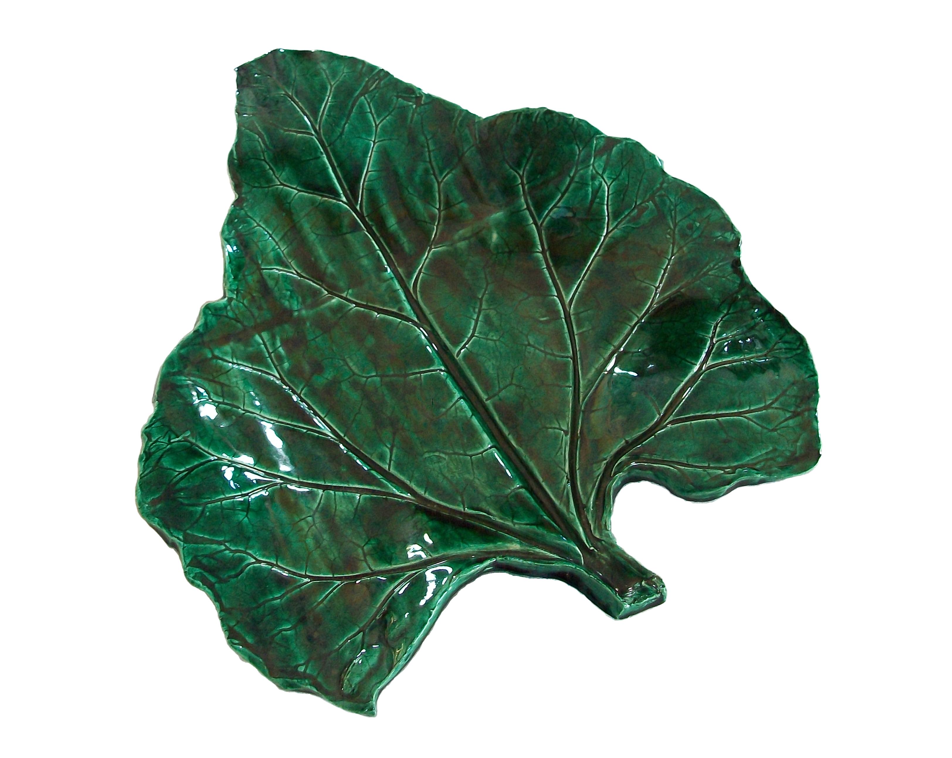 Canadian Vintage Studio Pottery Green Leaf Platter, Unsigned, Canada, 20th Century For Sale