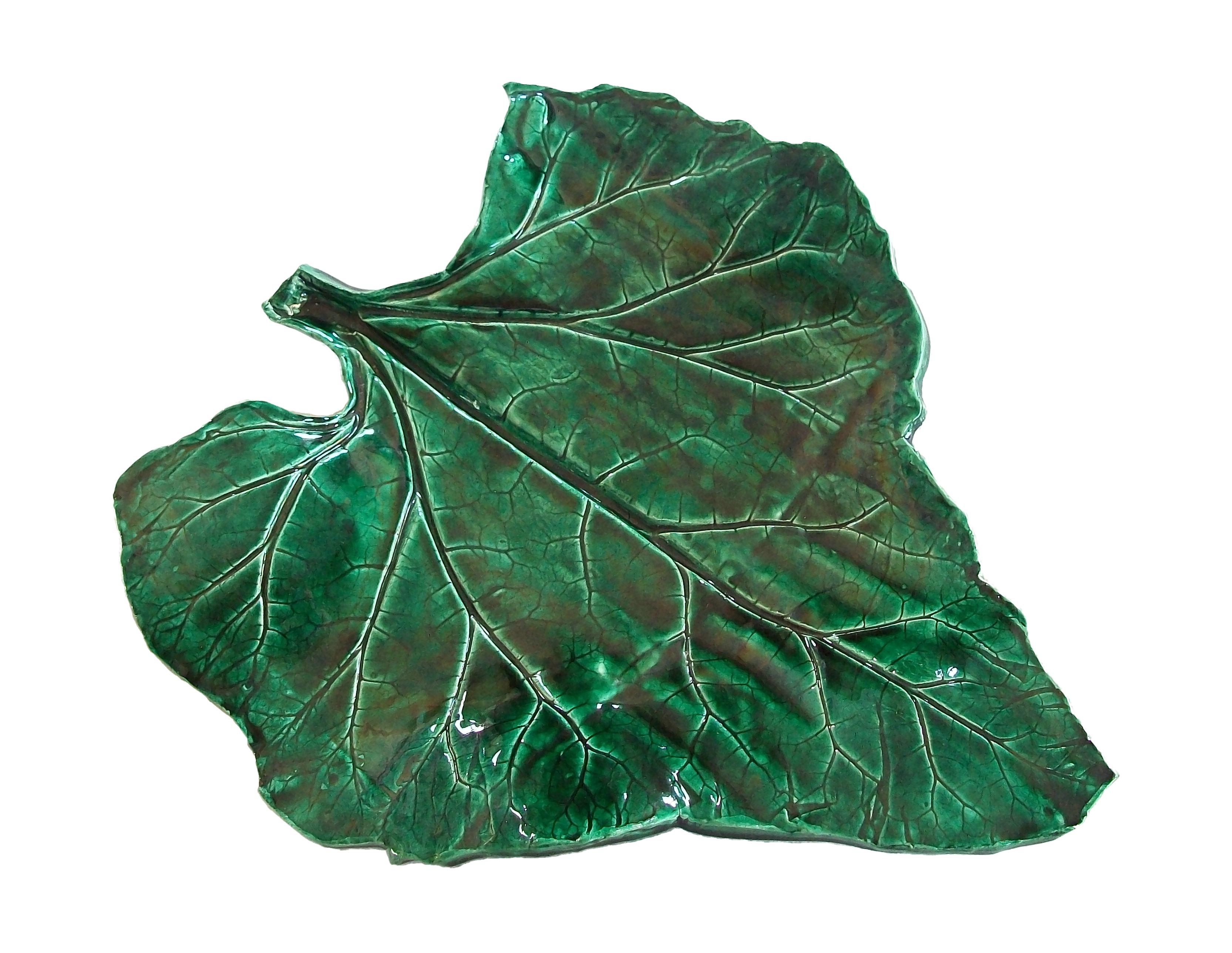 Vintage Studio Pottery Green Leaf Platter, Unsigned, Canada, 20th Century In Good Condition For Sale In Chatham, ON